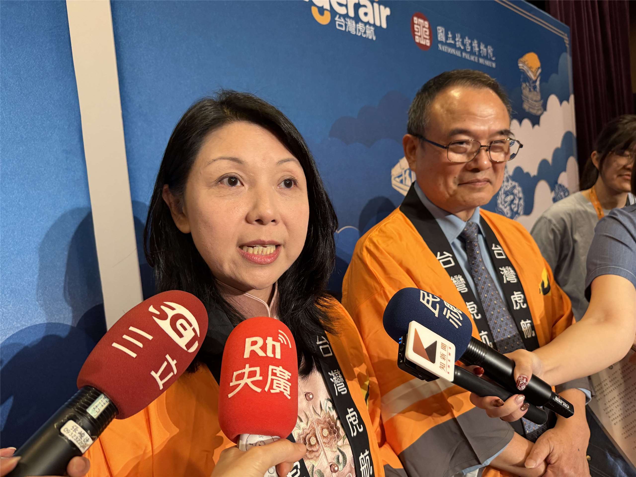 台灣虎航董事長黃世惠(左)和故宮院長蕭宗煌(右)日前接受媒體聯訪，分享雙方首度攜手推出聯名彩繪機的過程中所面臨的挑戰。(吳琍君 攝)