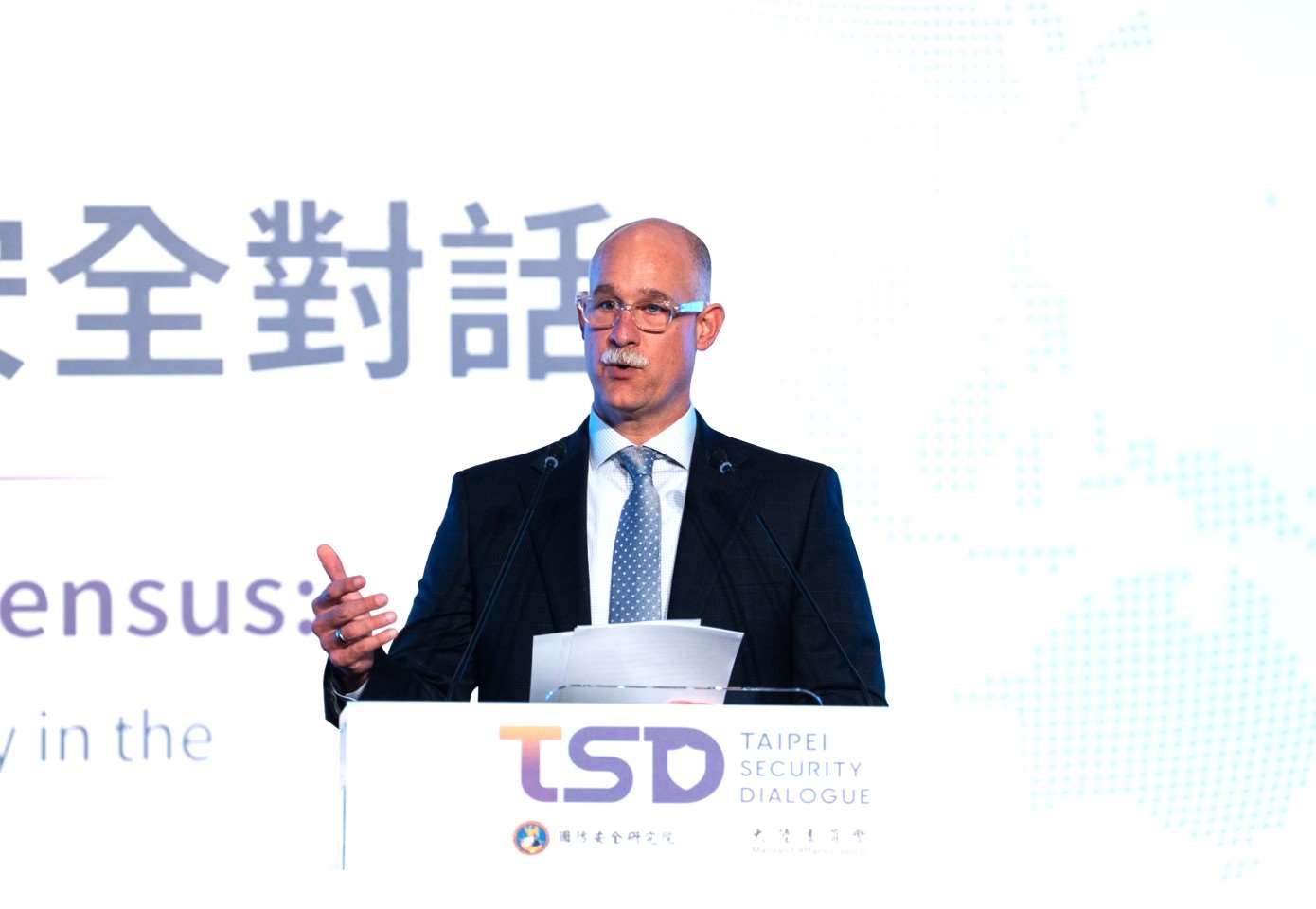 美國國防部前印太安全事務首席副助理部長羅耶爾(Jedidiah Royal)，9日在「台北安全對話」論壇中指出，印太地區的「威脅時鐘」正在倒數計時，台灣應加速無人機戰力的建構，並呼籲立法院能提出實際、足夠的預算來支持。(楊仁翔 攝)