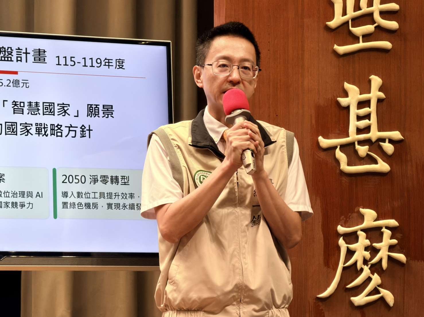 疾管署署長羅一鈞24日於行政院會記者會上說明近日流感疫情。(鄭佑漢 攝)