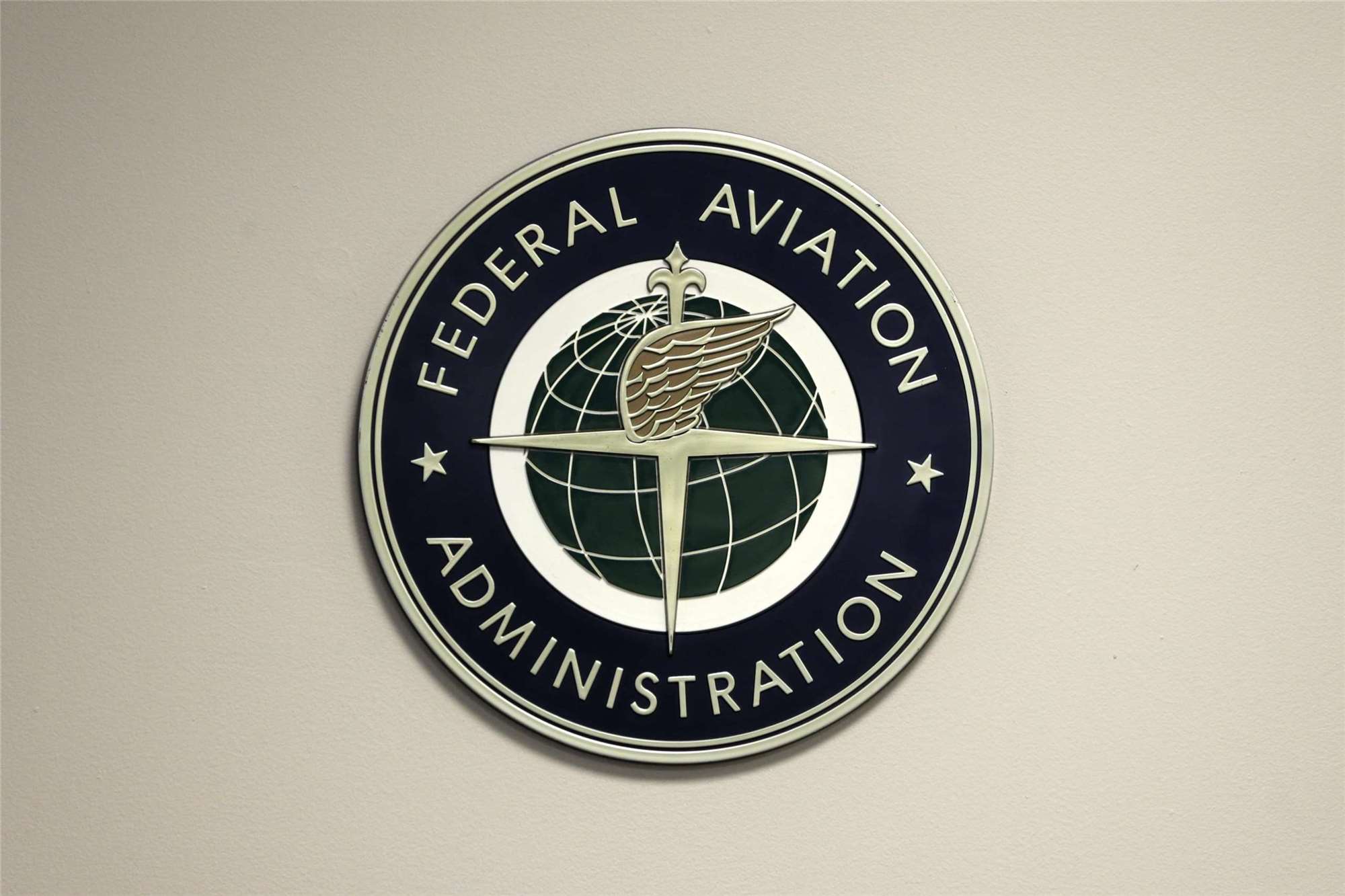 美國聯邦航空總署(FAA)表示，21日因電纜不慎遭切斷，導致紐約、費城與波士頓等地機場一度班機地面停止起降後，東岸部分機場已陸續恢復運作。
