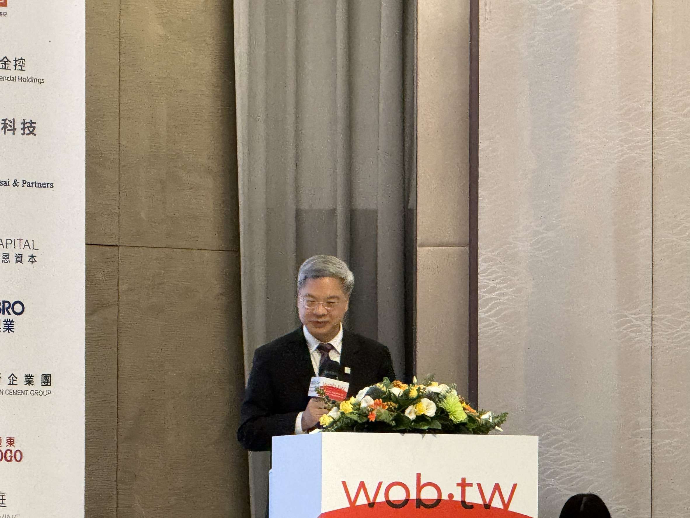 經濟部長龔明鑫指出，台灣女性勞參率在45歲後快速下降，政府正努力減輕女性家庭負擔，盼能留住關鍵女力。(謝佳興 攝)