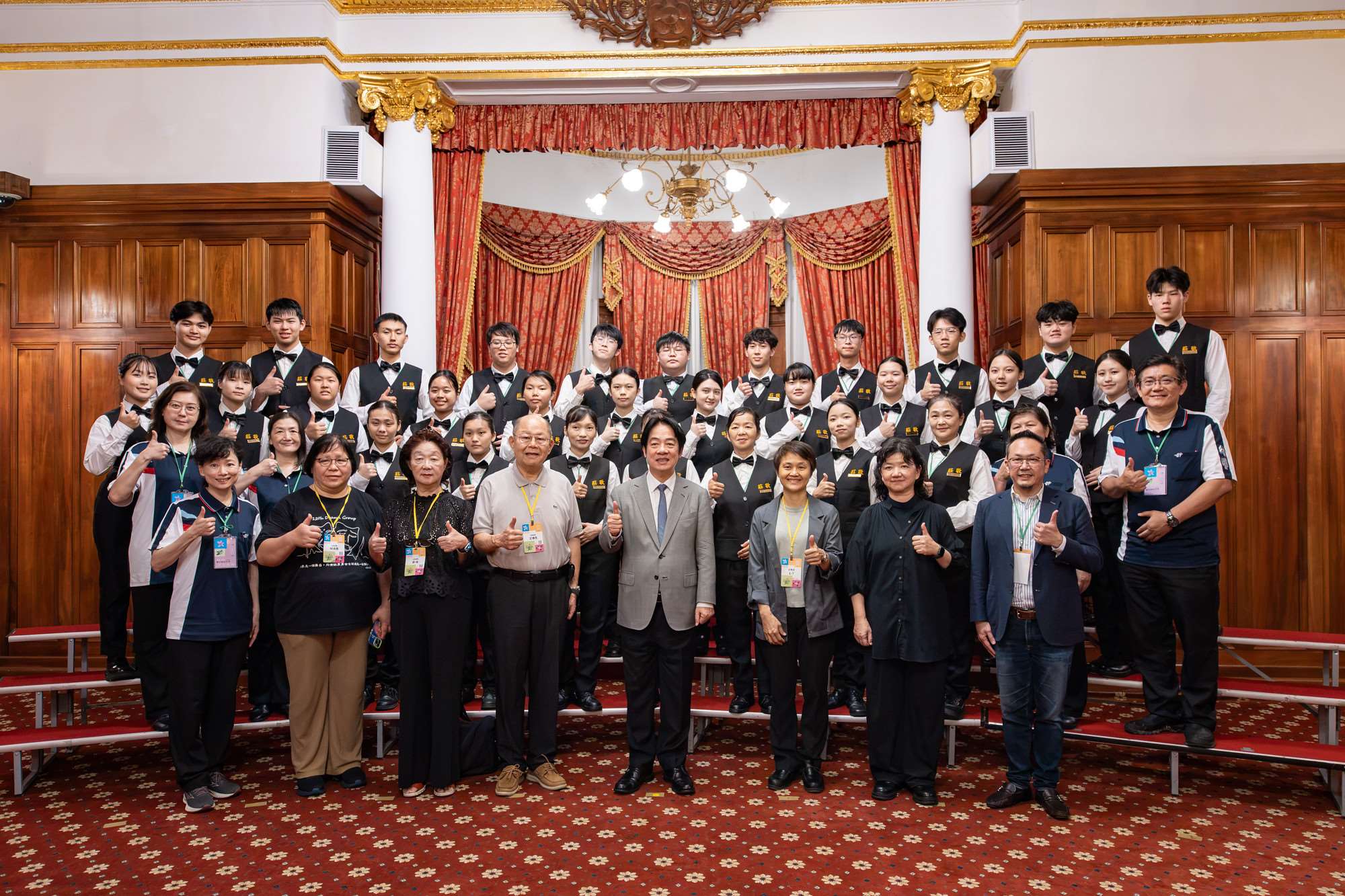 總統出席2026藝文聯誼茶會，和與會者合影。(總統府flickr)