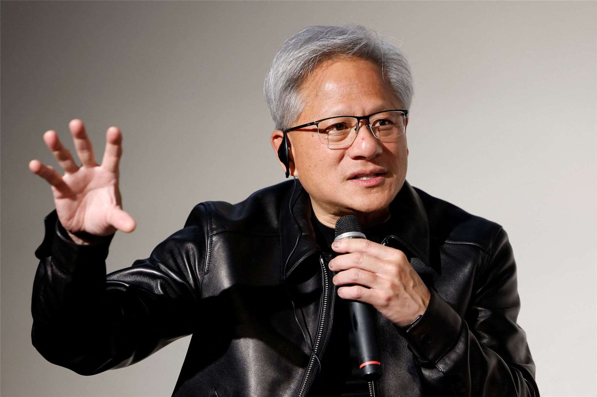 輝達(Nvidia)執行長黃仁勳(Jensen Huang)今天(2日)敦促20國集團(G20)各國，避免制定專注於「理論性危害」的人工智慧(AI)監管法規，而是制定能夠解決關於該技術實際問題的規則。資料照。(RT/達志影像)