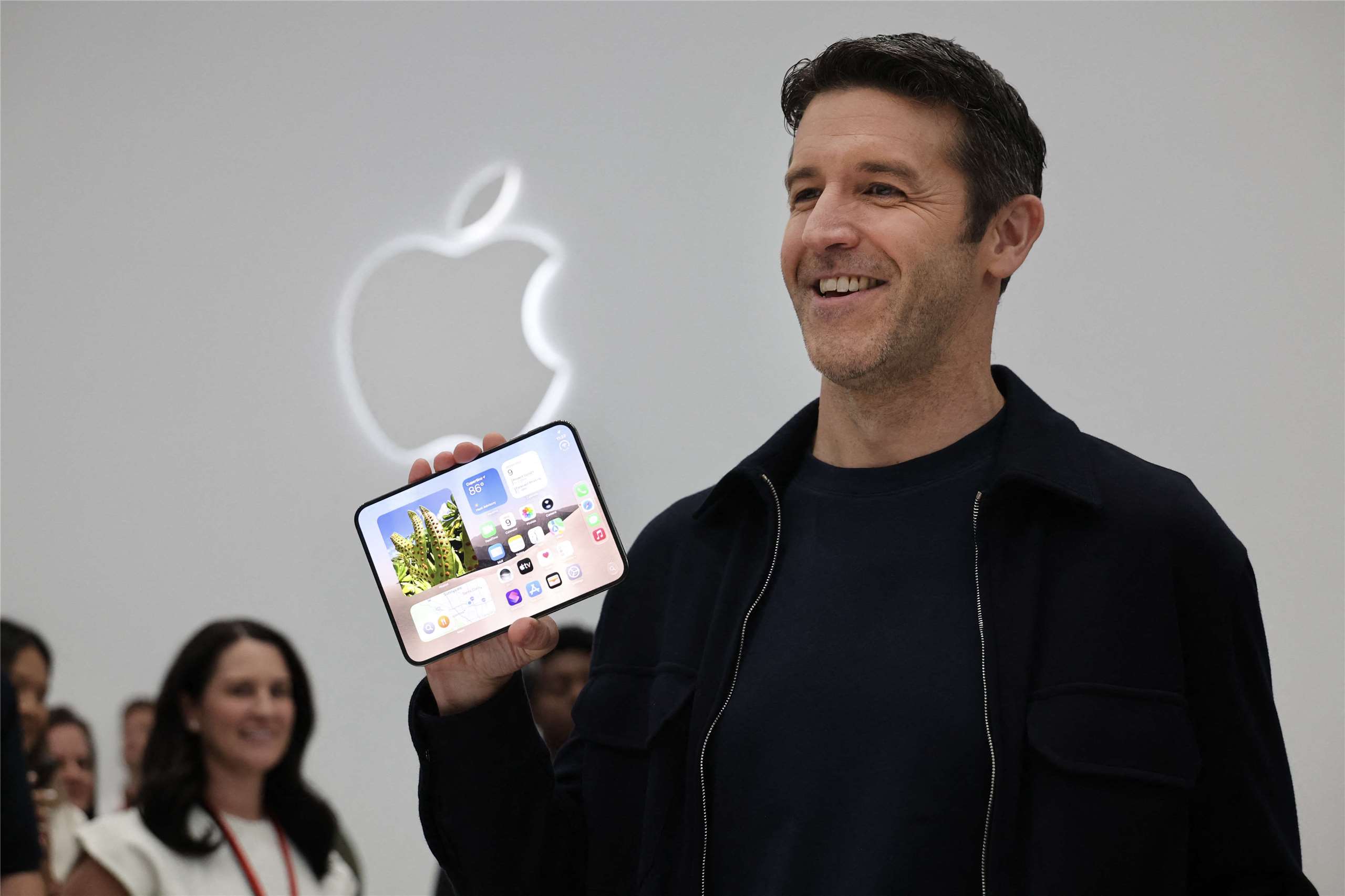 蘋果新任執行長特納斯9日率團隊在秋季發表會揭曉首款摺疊機iPhone Duo。
