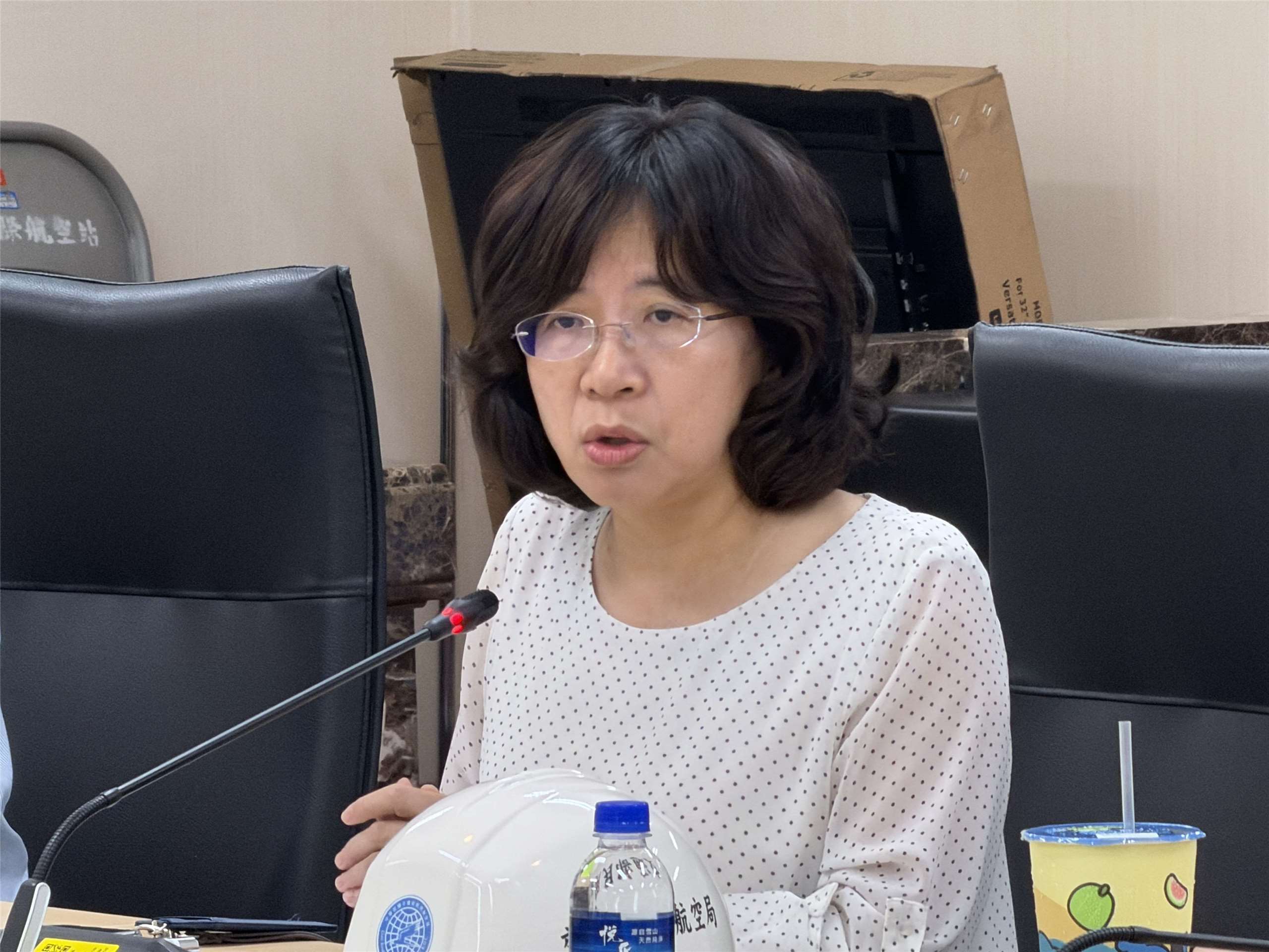 民航局長何淑萍說明高雄國際機場新航廈工程的挑戰。(吳琍君攝)