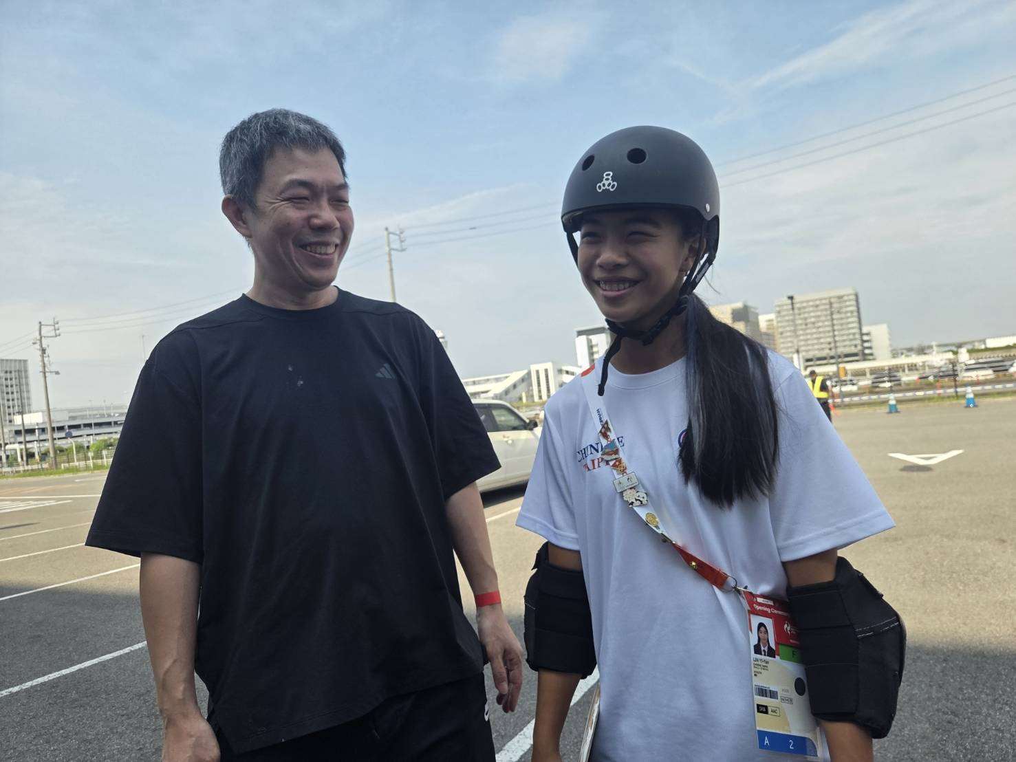林逸凡在亞運滑板摘銀，爸爸林建男相當開心。(江昭倫 攝)