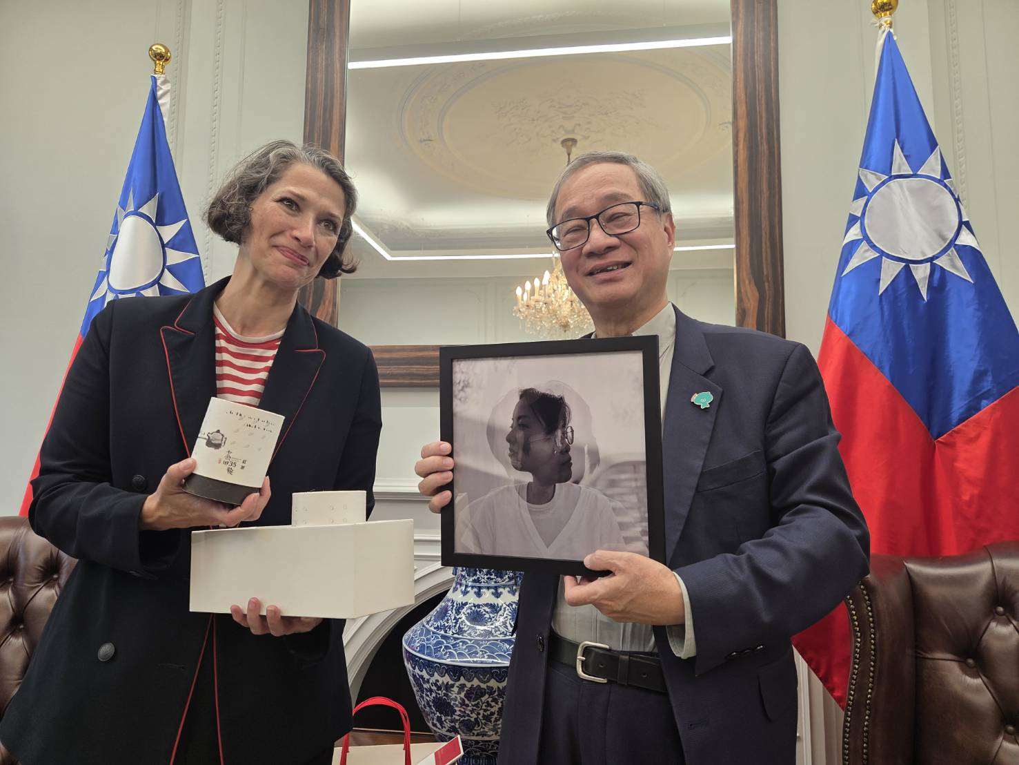 文化部長李遠9日與布克獎基金會執行長蓋比・伍德（Gaby Wood）會面。兩人相互贈禮時，李遠收到由伍德親自以復古相機「重複曝光（Double Exposure）」技術，拍下《臺灣漫遊錄》作者楊双子與英譯金翎兩人頭像疊影的黑白照片，感到相當驚喜。(江昭倫 攝)