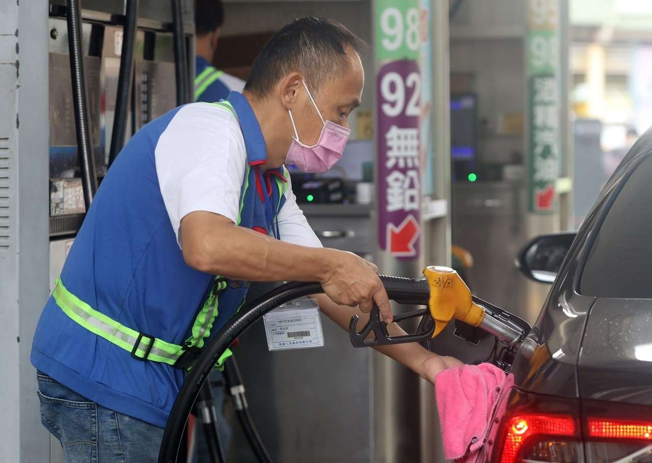 美伊戰事升溫， 汽柴油下週起起各漲0.7、0.6元。資料照片。(圖：台灣中油臉書)