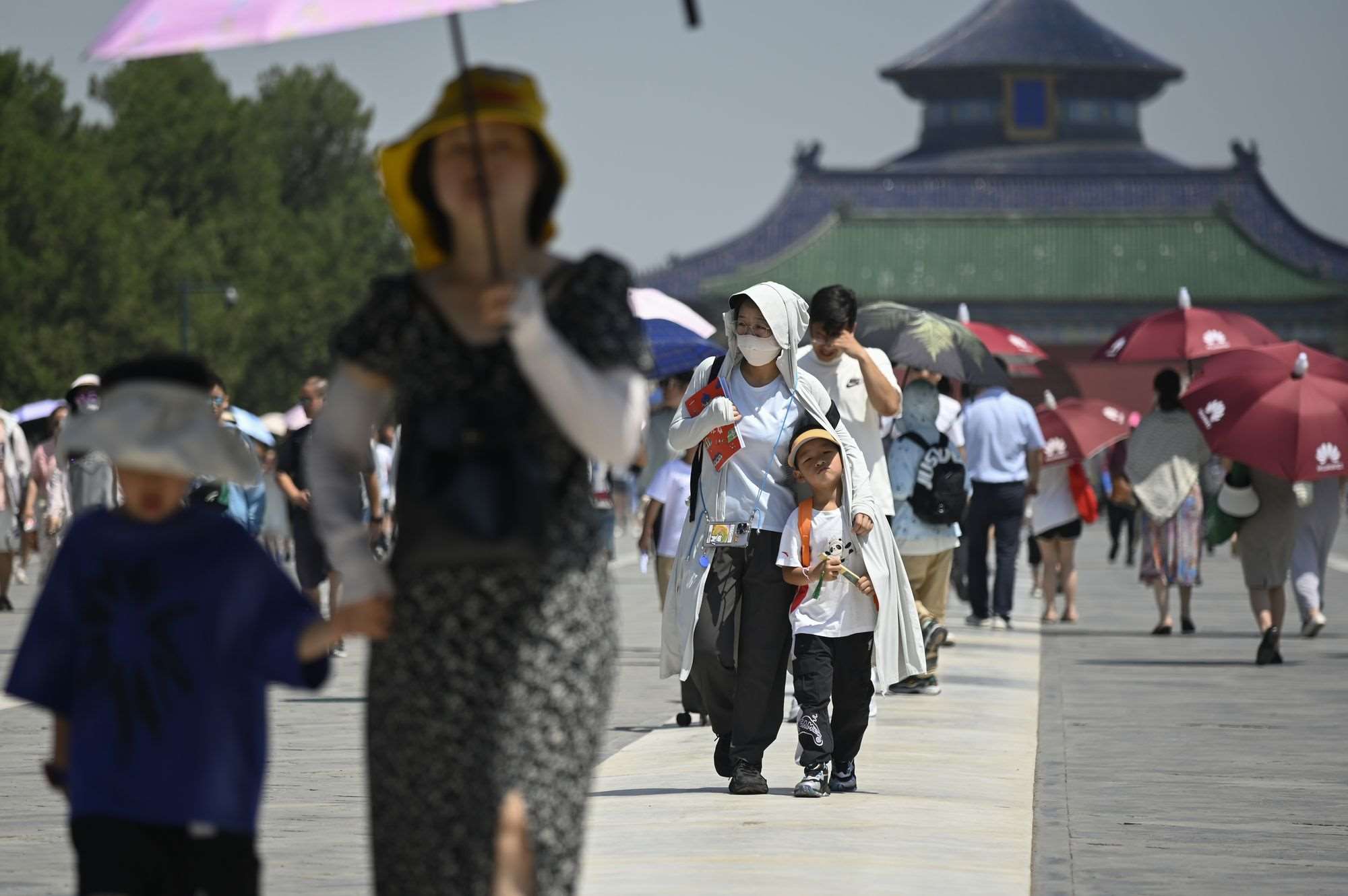 中國氣象局表示，中國今年6至8月平均氣溫攝氏22.1度，較常年同期偏高0.9度。資料照。