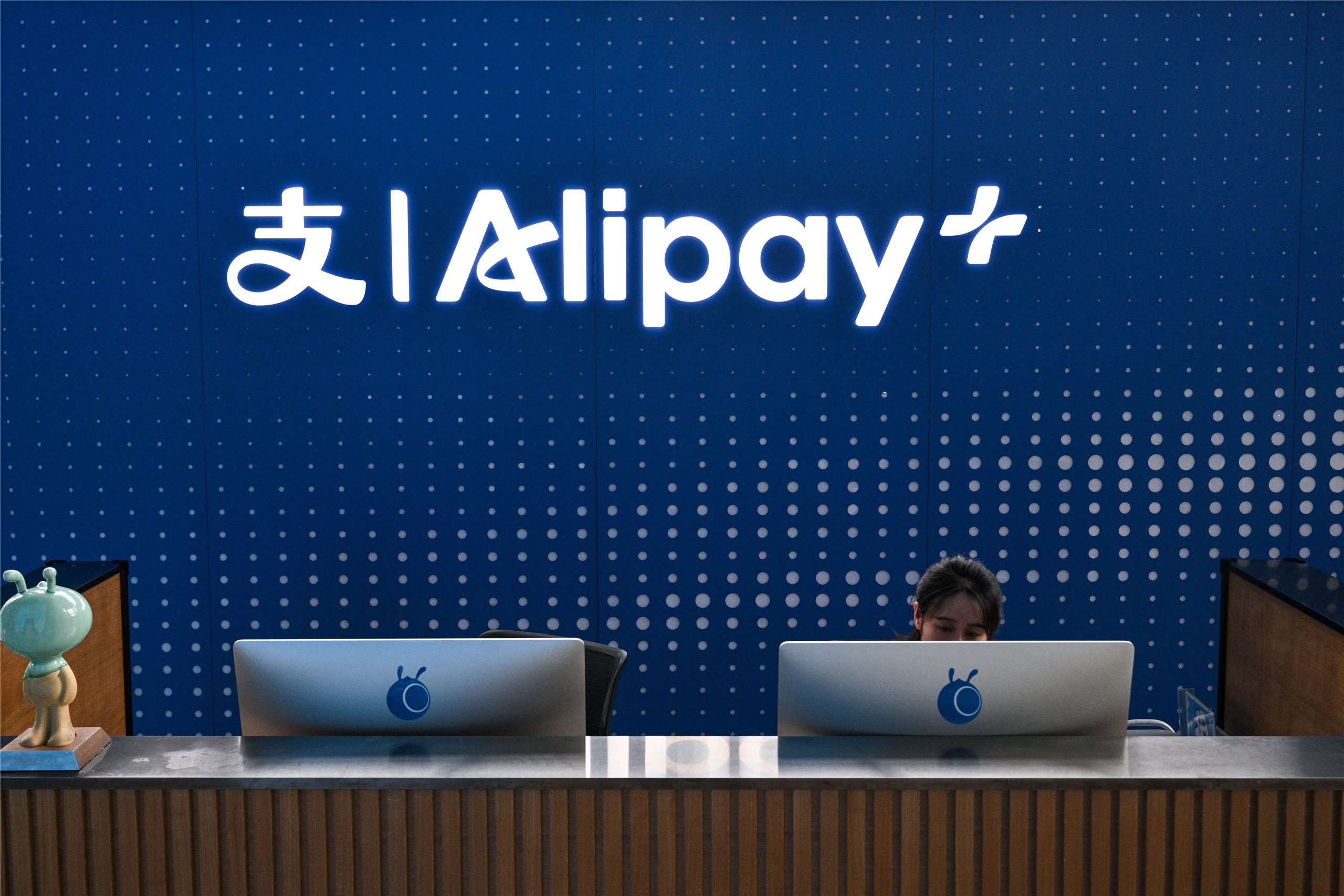 中國螞蟻集團旗下跨境支付系統支付寶的跨境支付平台Alipay+進軍印度計畫因國安疑慮卡關。圖為上海浦東的支付寶總部。 (AFP)