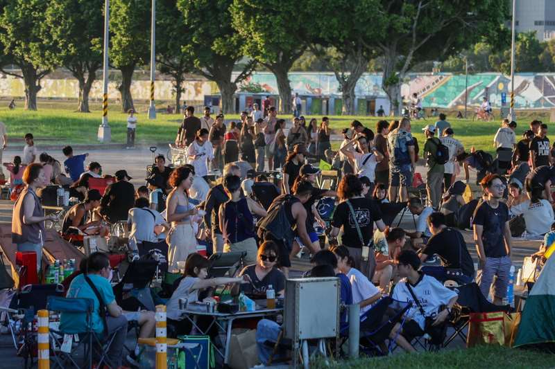 中秋佳節，台北大佳河濱公園大直橋下烤肉人潮。資料照片(中央社)