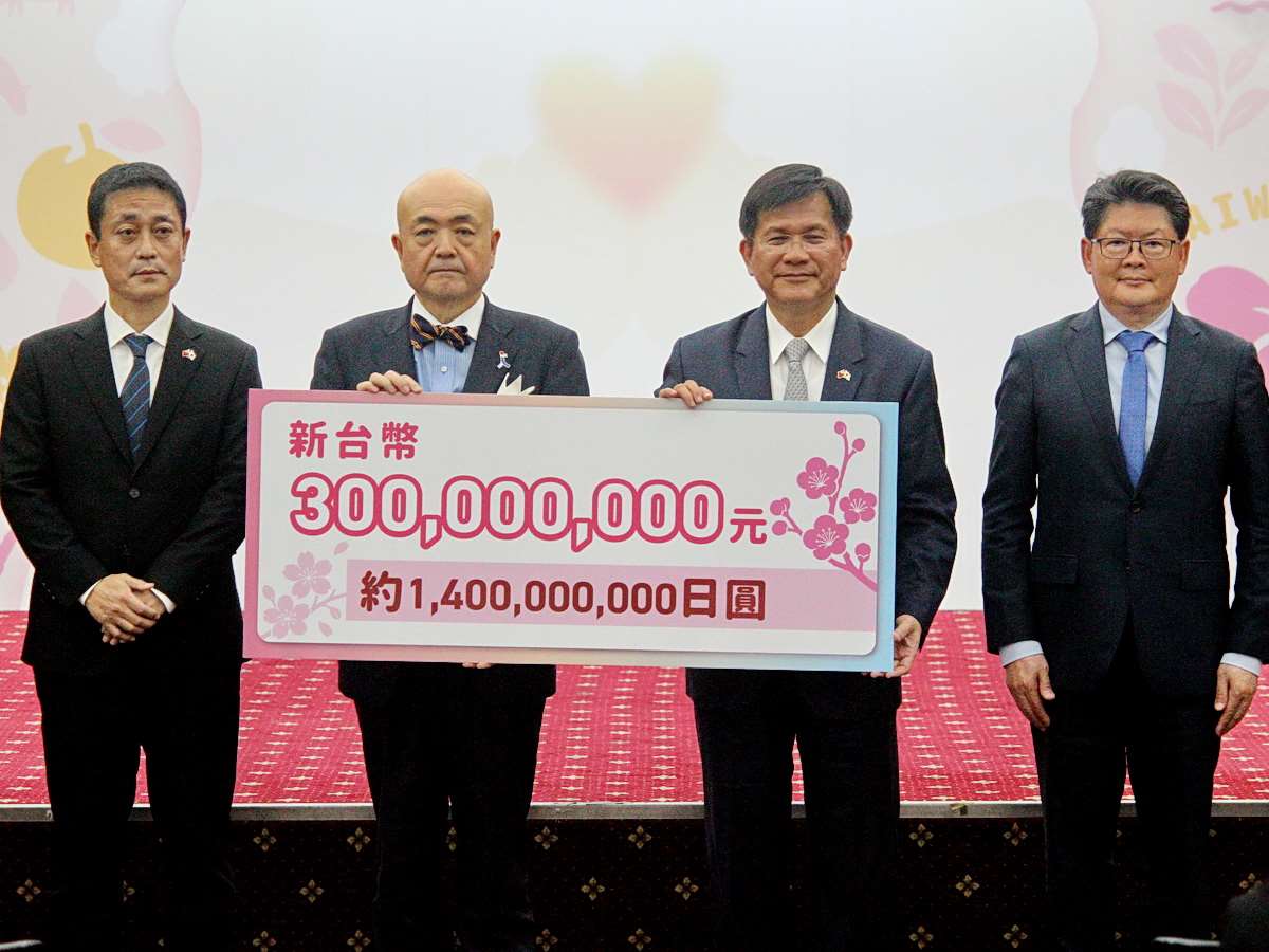 外交部17日舉行「日本熊本地震民間賑災捐款儀式」，圖左至右台灣熊本會會長本島知明、日本駐台代表片山和之、外長林佳龍、國合會祕書長黃玉霖 (央廣記者王照坤 攝)