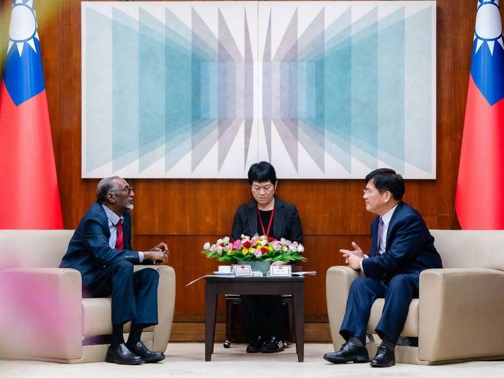 外交部長林佳龍(右)接見索馬利蘭內政暨國安部長安達拉(Abdalle Mohamed Arab，左) (外交部提供)