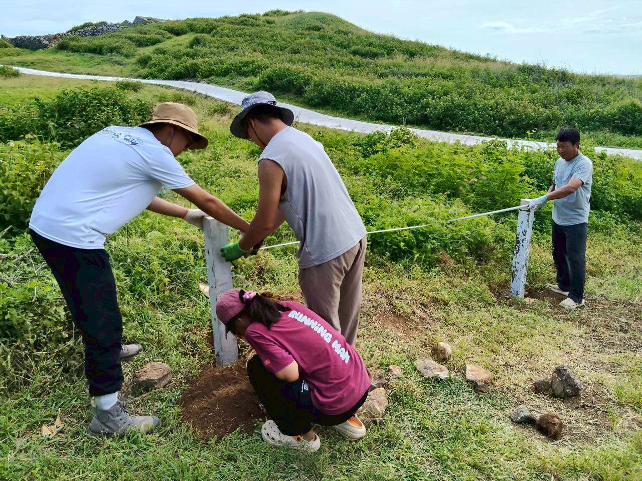 「暑期高大東吉嶼工作營」駐島一個月，學生在實際勞動、共同生活與居民互動中，體驗不同於校園的學習和生活。(圖：高雄大學提供)