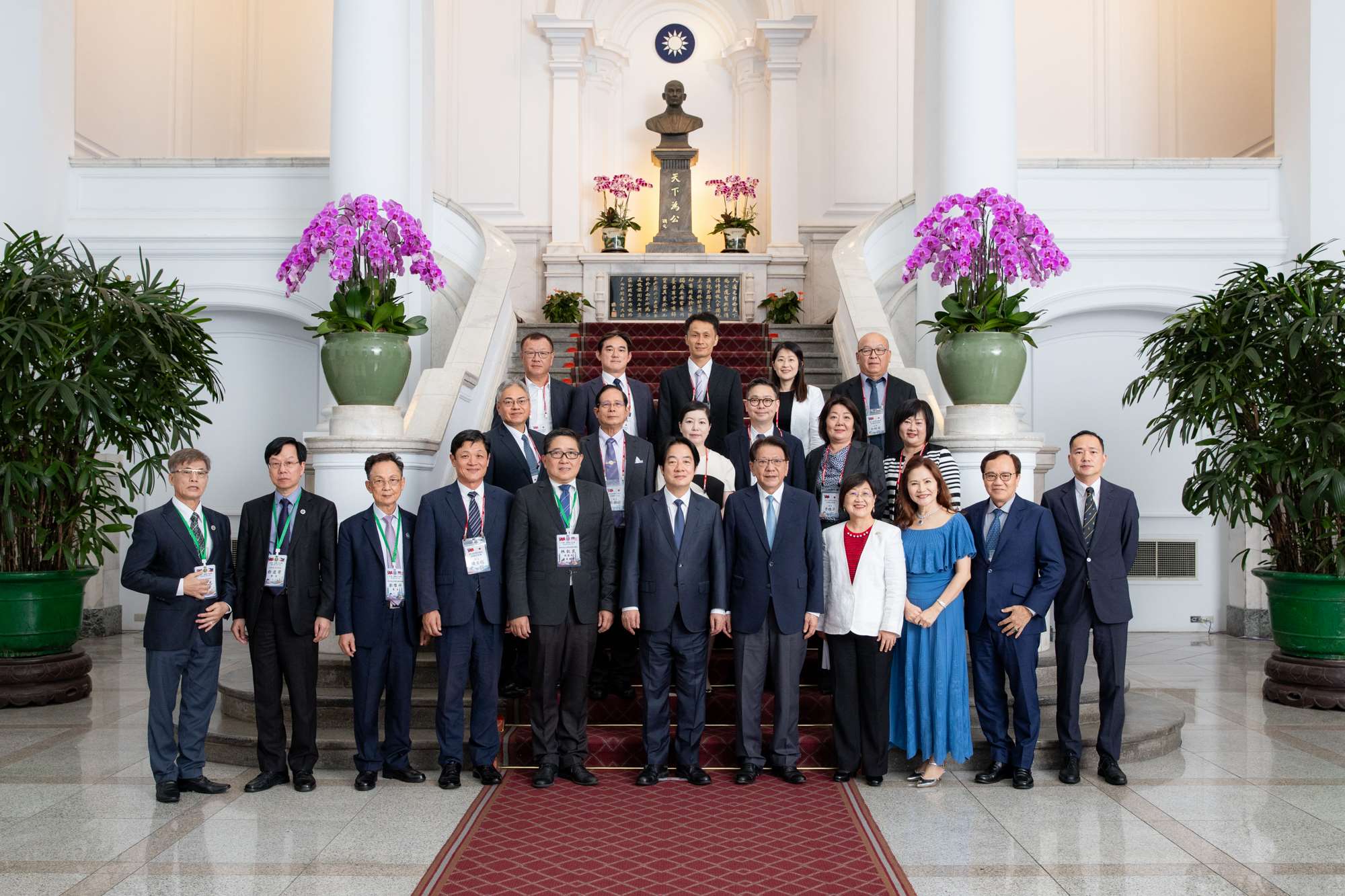 賴清德總統與亞洲地區臺灣同鄉會回國訪問團合照。(總統府提供)