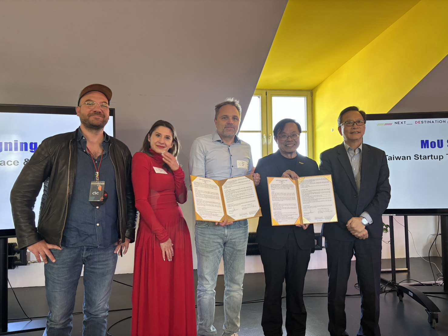 「台灣新創園」（Taiwan Startup Terrace）與柏林CIC簽署合作備忘錄（MOU）。右一谷瑞生大使、右二台北市電腦公會副總黃鋆鋇、右三柏林新創育成中心秘書長Timon Rupp。圖：駐德代表處提供