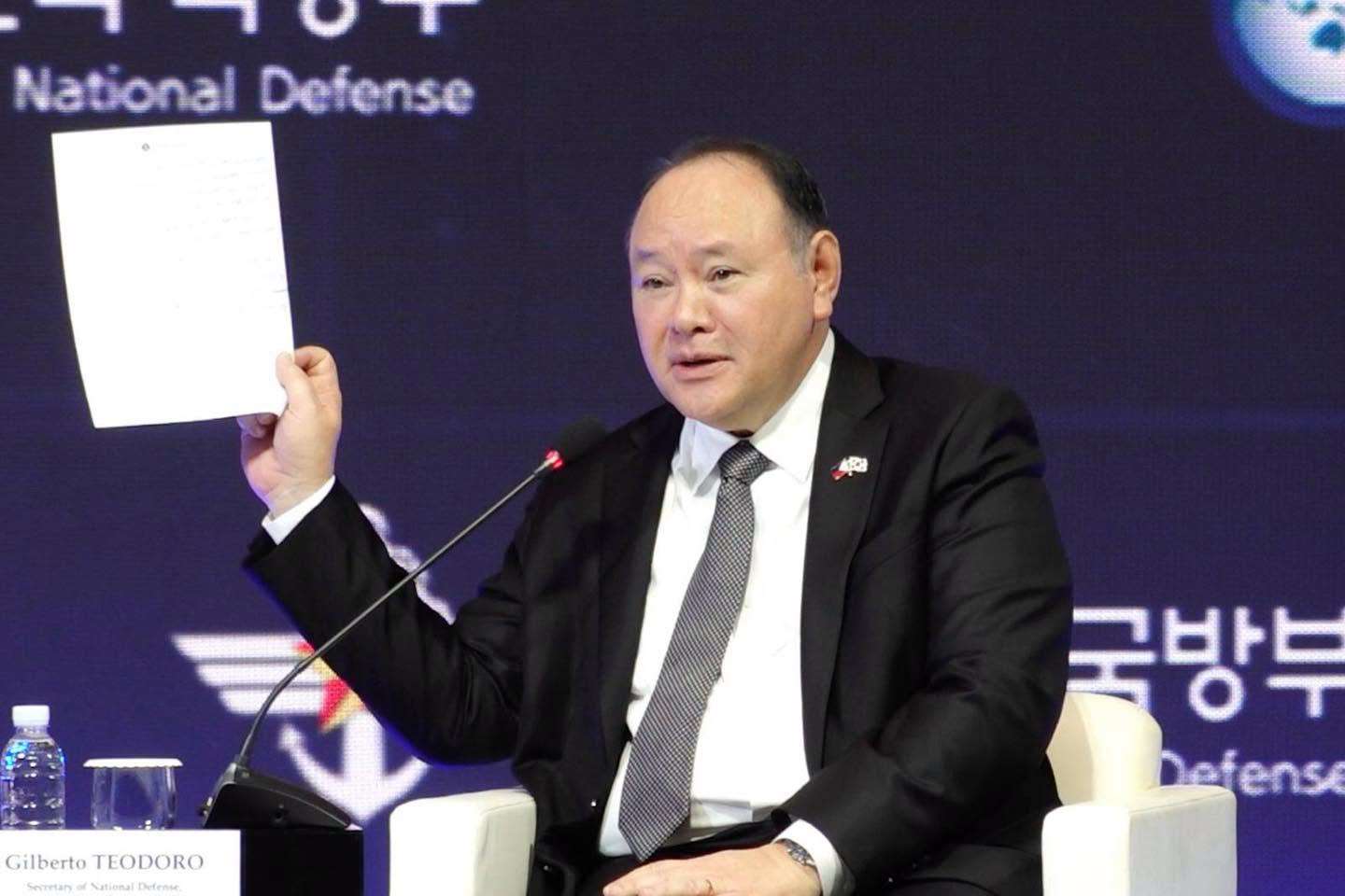 菲律賓防長鐵歐多洛(Gilberto Teodoro)8日在韓國出席首爾安全對話時，在台上展示中國代表遞來的紙條。 (圖:X@dndphl)