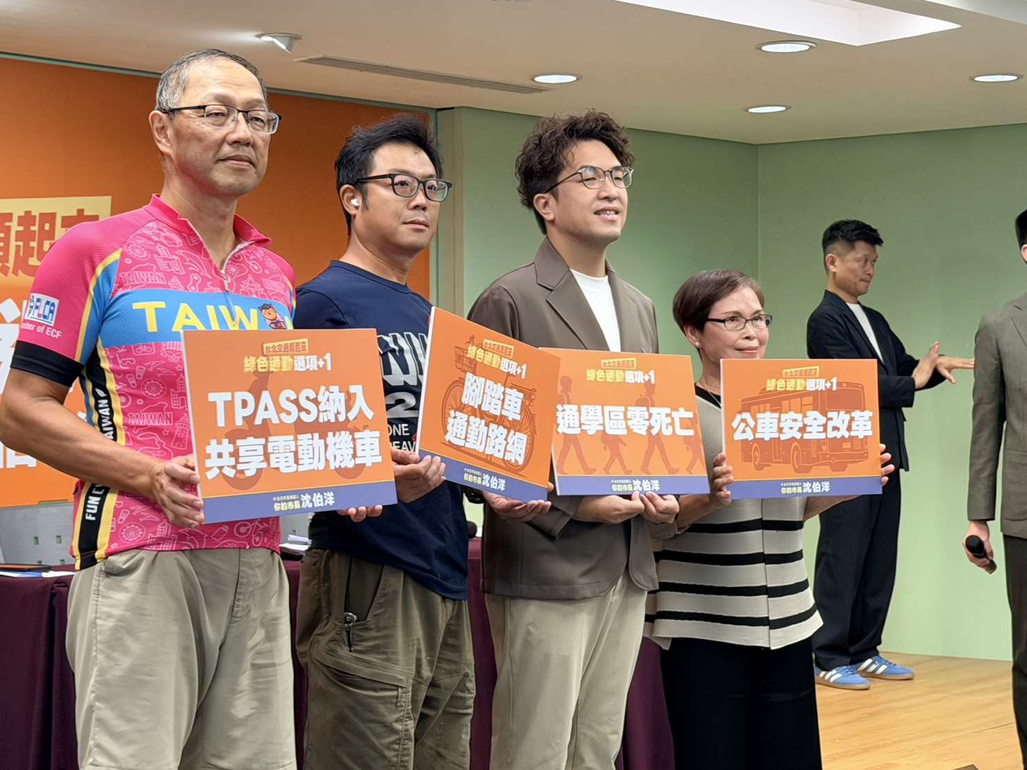 民進黨台北市長山參選人沈伯洋16日提出交通政見。(鄭佑漢 攝)