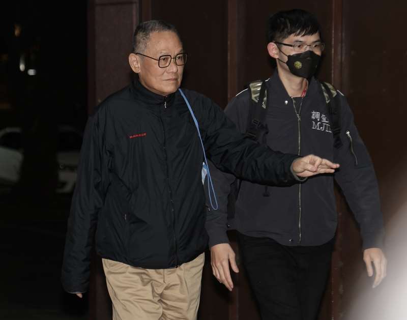 立委高金素梅助理張俊傑棄保潛逃，刑事局發布通緝，海巡署16日也發「防制出境(海)專刊」通報，全力封鎖其經由海上管道潛逃出境。圖為張俊傑(左)移送到北檢。資料照片