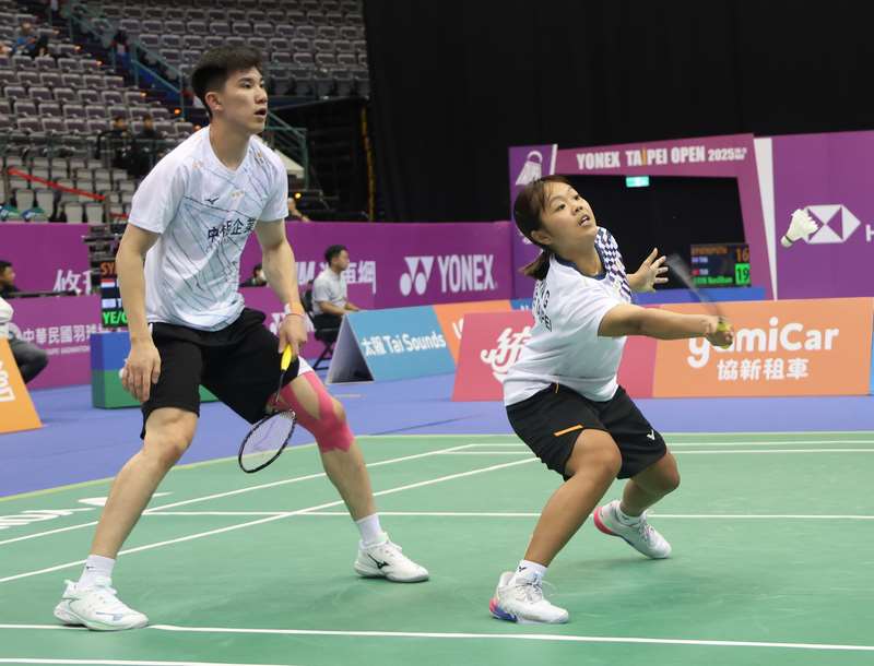 名古屋亞運羽球混雙，台灣組合葉宏蔚(左)、詹又蓁(右)挺進4強，保底銅牌。資料照。