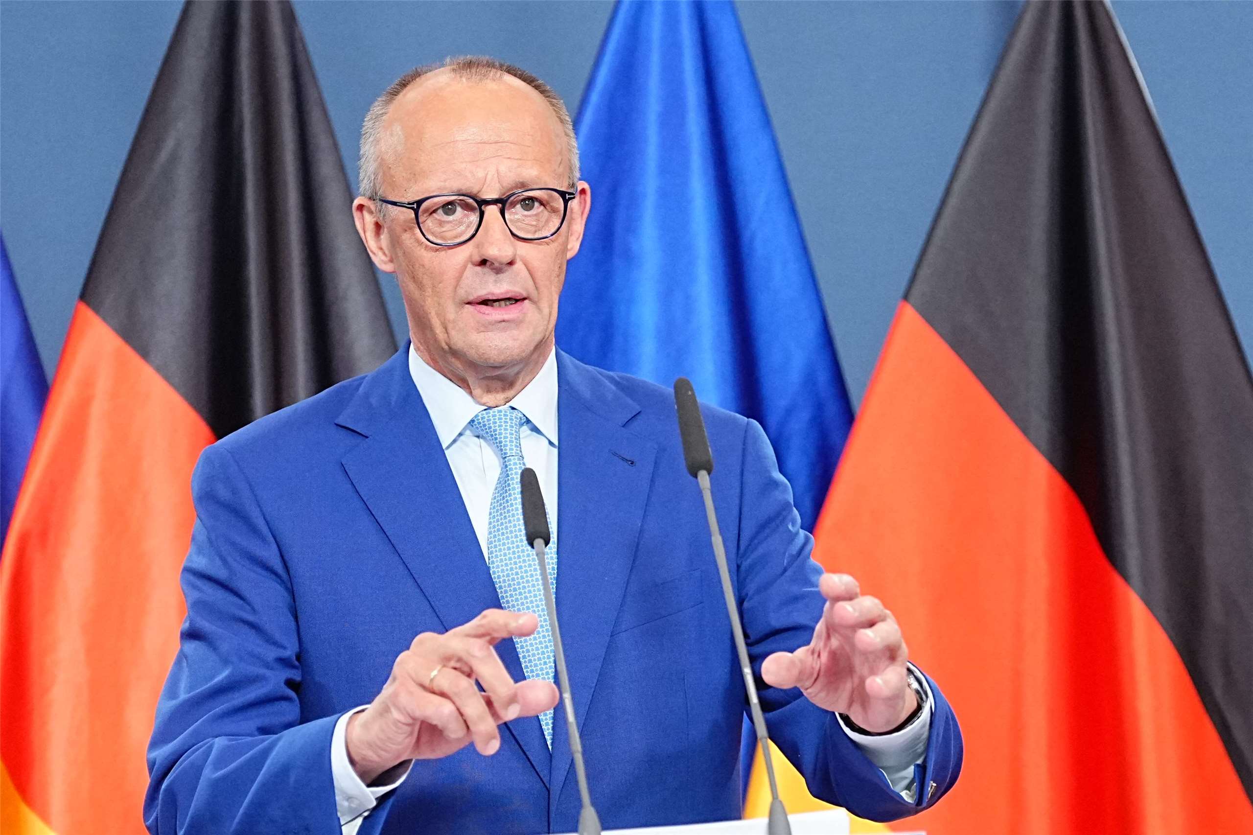 在預料選舉結果不如預期後，德國總理梅爾茨(Friedrich Merz)召開緊急會議，誓言堅持到底，繼續留任。
