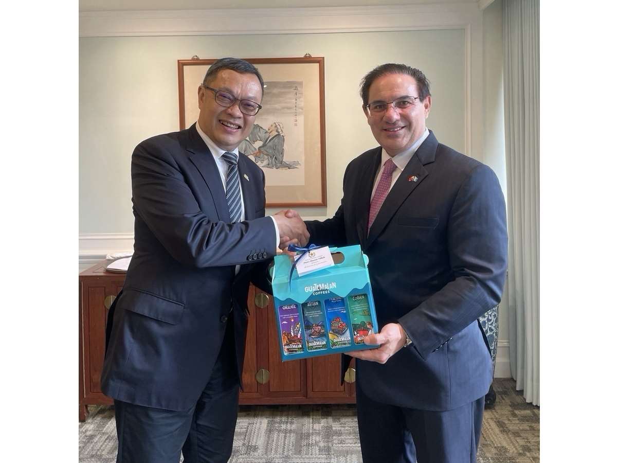 外交部政務次長陳明祺(左)宴請瓜地馬拉內政部長畢耶達(Marco Antonio Villeda Sandoval，右)，畢耶達強調瓜地馬拉一直是台灣忠實友邦 (外交部提供)