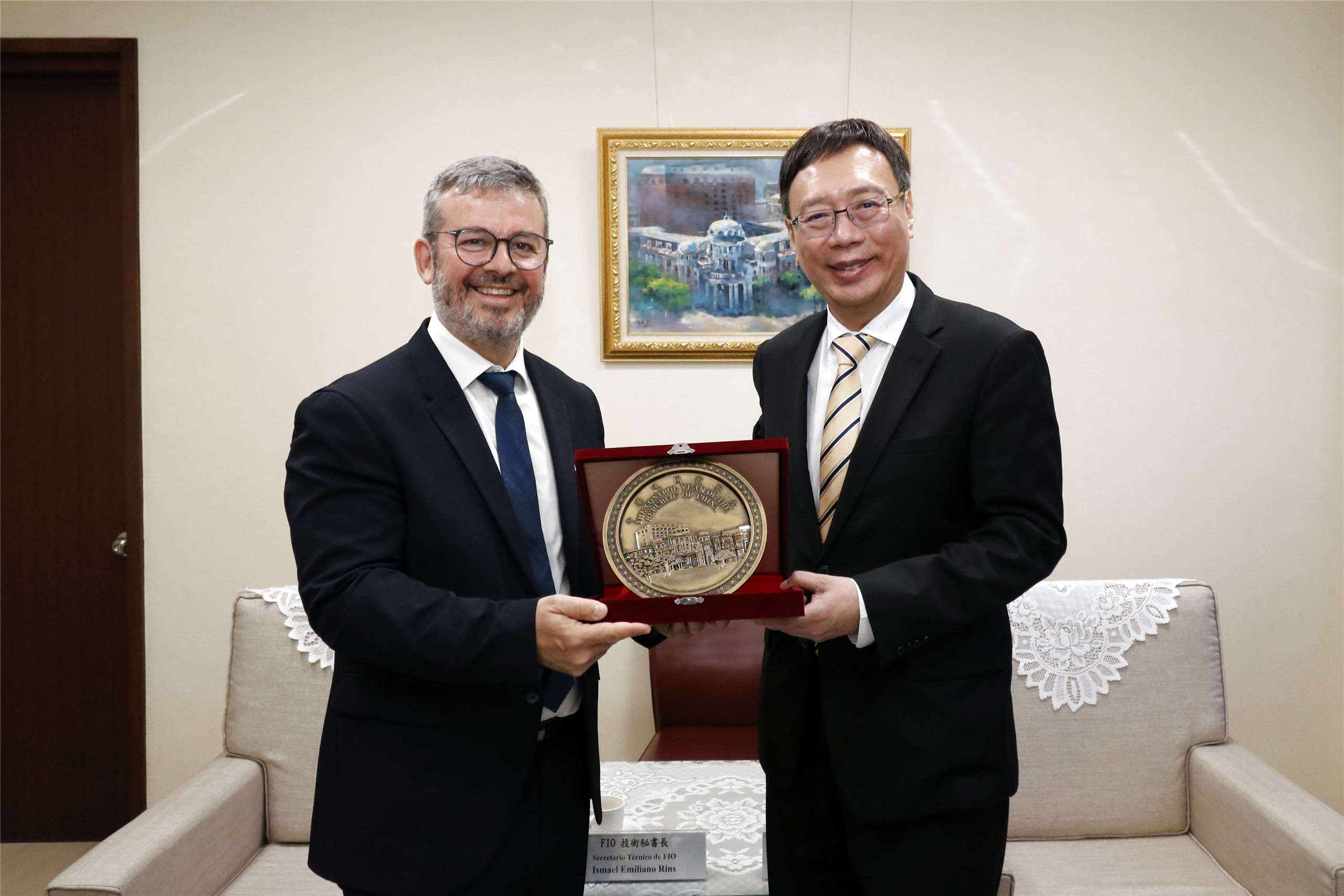 FIO技術秘書長Ismael Emiliano Rins(左)拜會監察院秘書長黃適卓(右)。(圖：監察院提供)