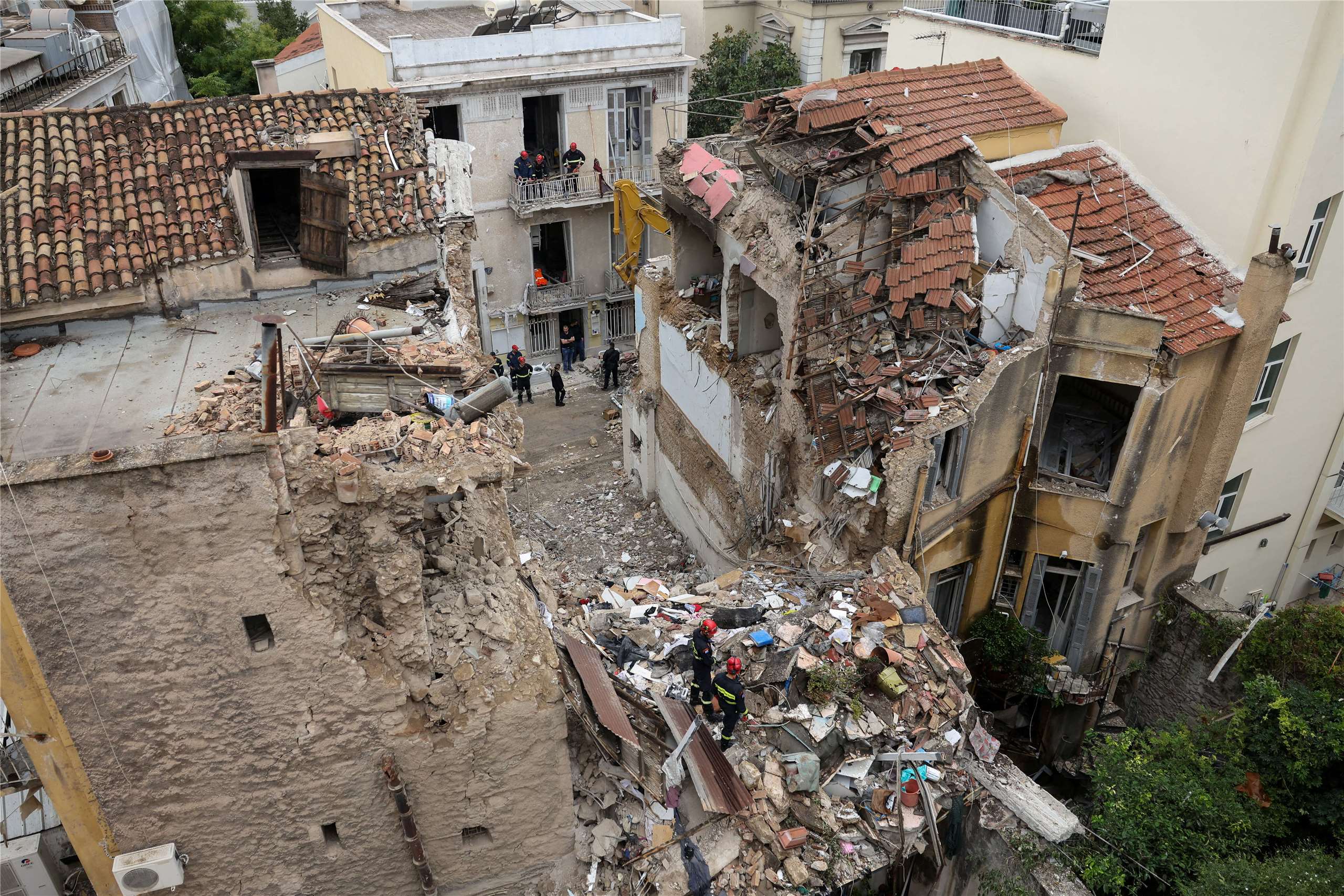 希臘首都雅典市中心的知名觀光區普拉卡(Plaka)發生住宅建物疑因瓦斯外洩而爆炸倒塌，這起爆炸波及附近的房屋、商店和車輛，噴出的瓦礫和碎玻璃最遠達3個街區外。