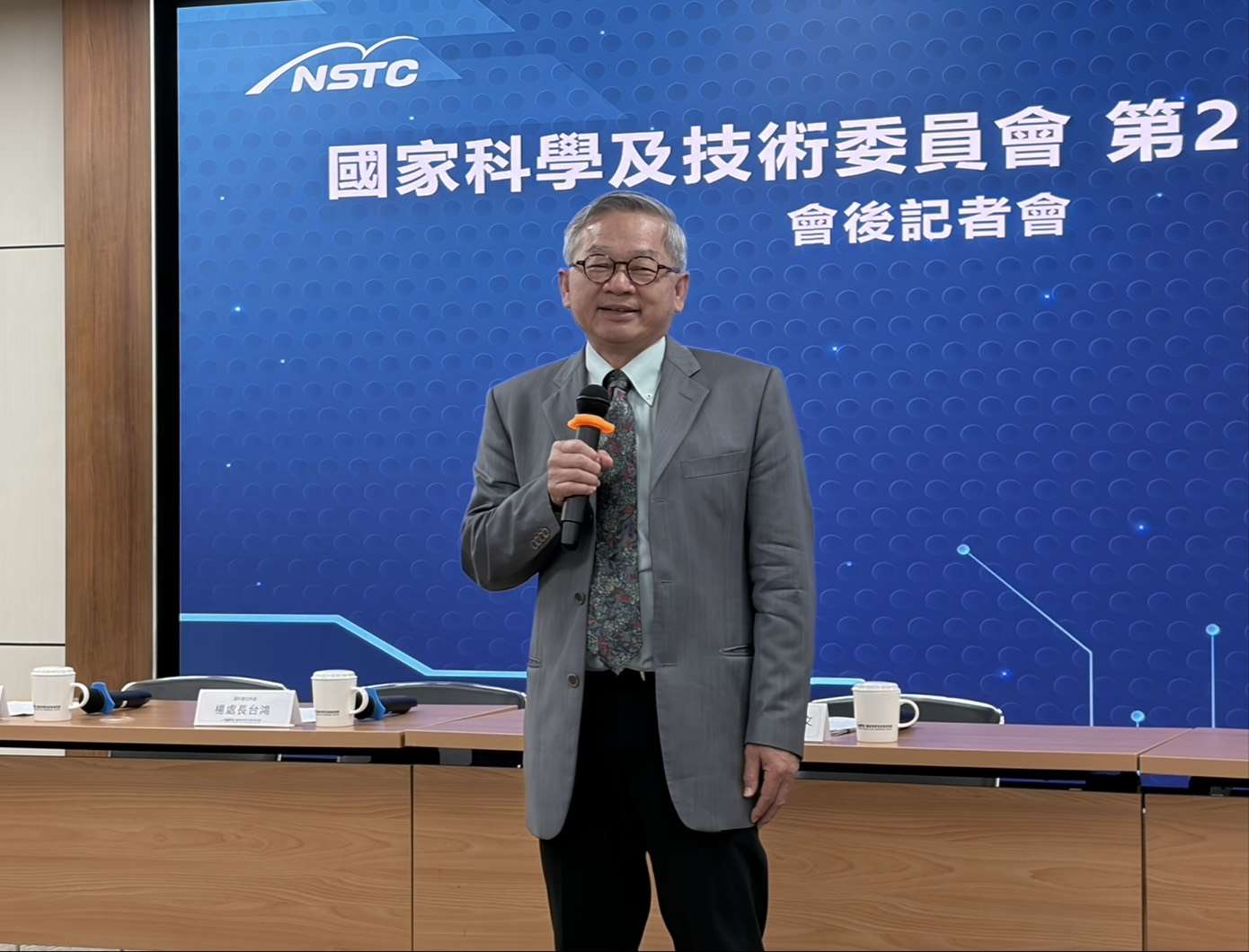 國科會主委吳誠文表示，人才是推動AI產業發展的關鍵，需求涵蓋研發、產品開發及應用服務等領域，政府將透過「AI新十大建設」推動相關布局；人才培育則由國發會統籌，協調各部會共同推動。(蔡芃敏 攝)