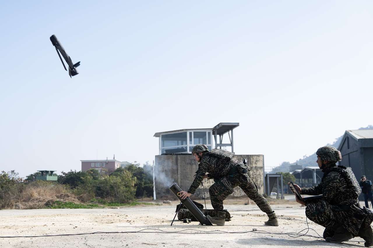 外媒報導，美台軍方正低調推動「地獄景象」(Hellscape)作戰構想，計劃以大量無人機封鎖台灣海峽，圖為陸戰99旅發射「攻擊型無人機」。(檔案照)