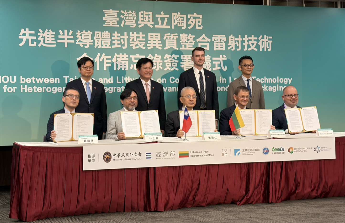 工研院4日與立陶宛雷射協會、立陶宛物理科學暨科技中心等簽署合作備忘錄，聚焦半導體先進封裝異質整合雷射技術，深化台立半導體技術合作。(蔡芃敏 攝)