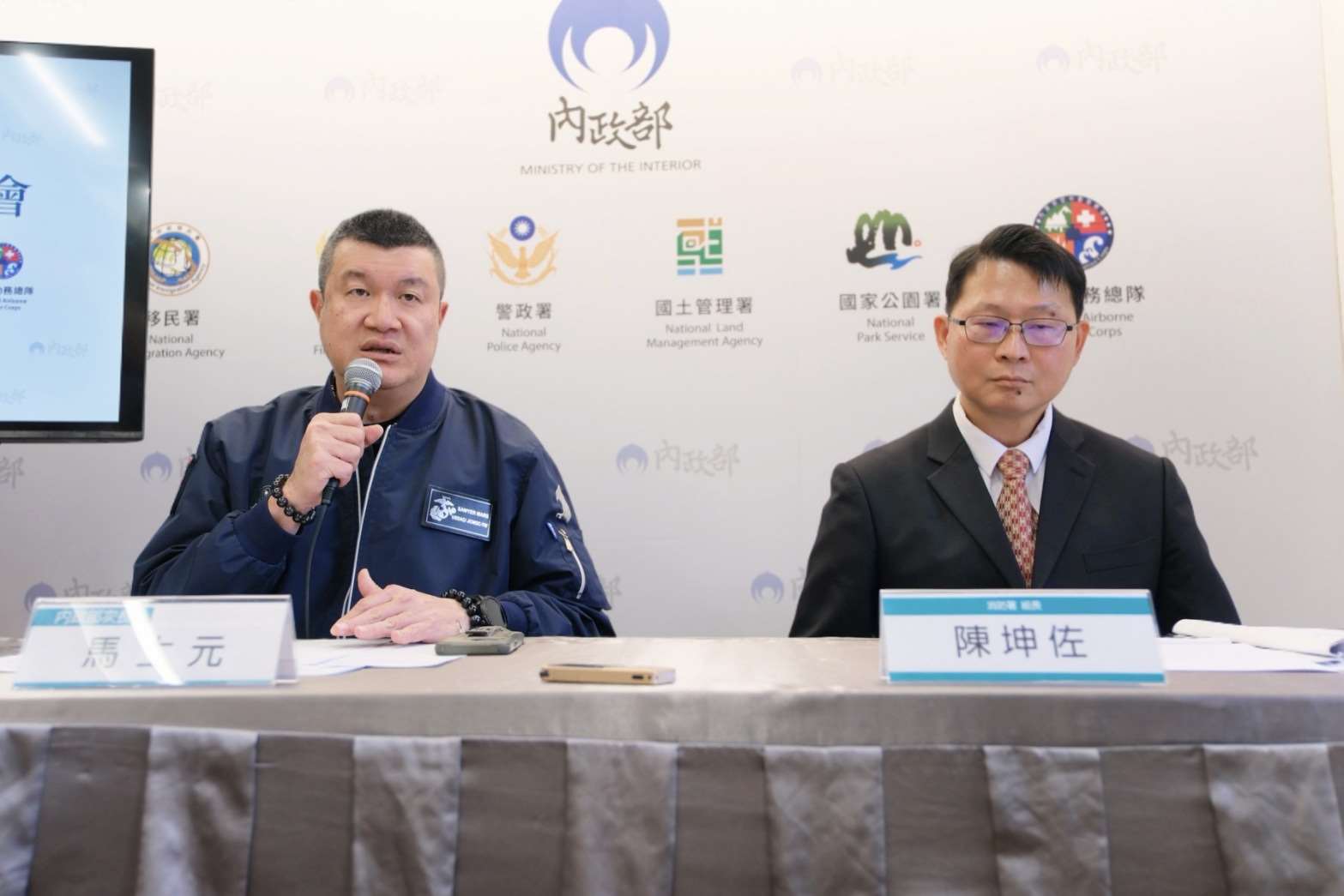 內政部24日舉行部務會報後記者會，由內政部次長馬士元及消防署組長陳坤佐說明世界災害管理聯盟(WADM)籌備情形及未來展望。(內政部提供）