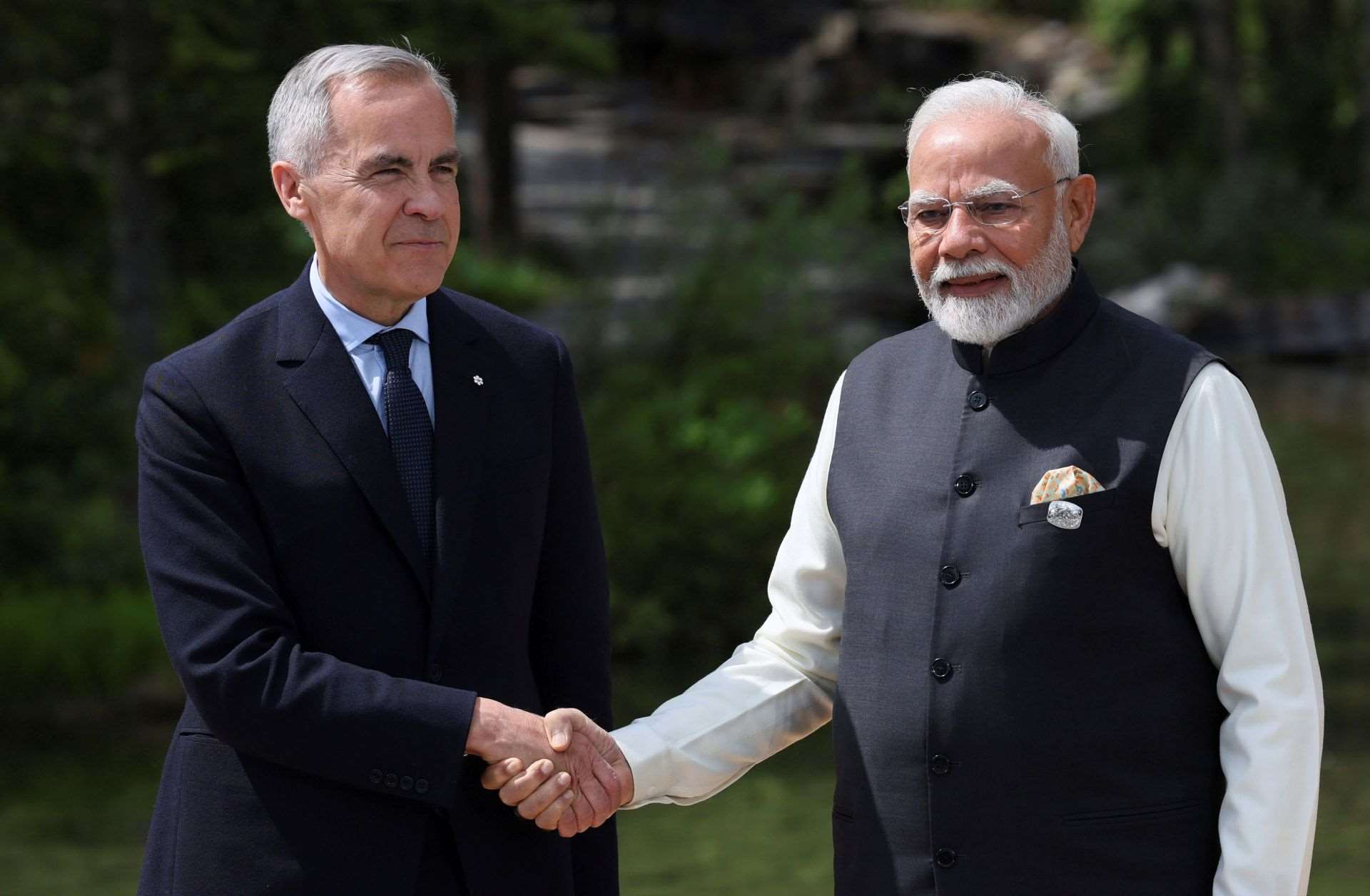 圖為加拿大總理卡尼(Mark Carney，左)去年6月歡迎印度總理莫迪(Narendra Modi，右)到訪。(檔案照)