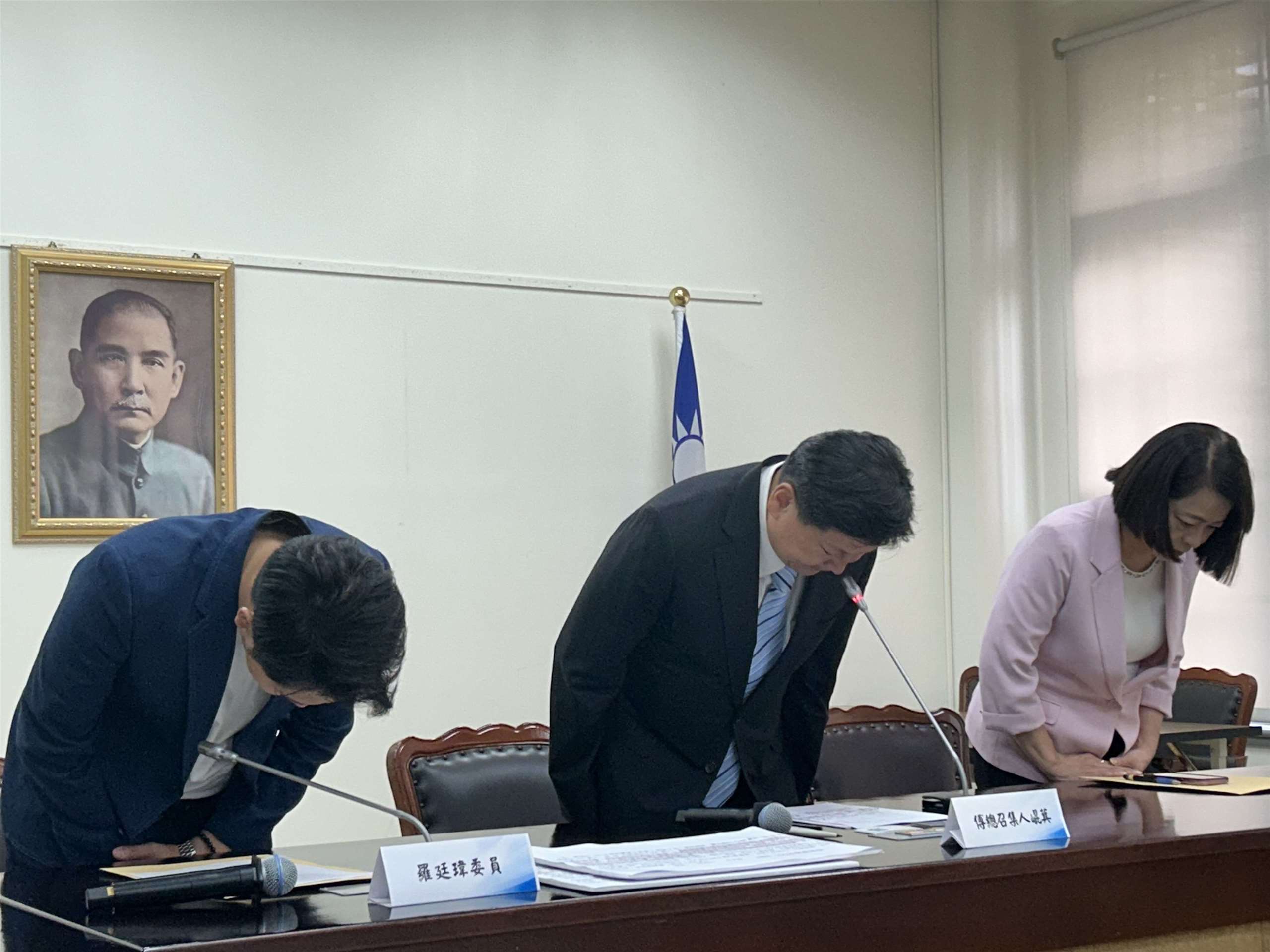 國民黨團總召傅崐萁(中)1日表示，立法院審議刪凍今年度總統府國務機要費，並未排除採購庇護工場月餅經費，對於這段時間造成的紛擾，為此向社會大眾表達歉意。（趙婉淳 攝）