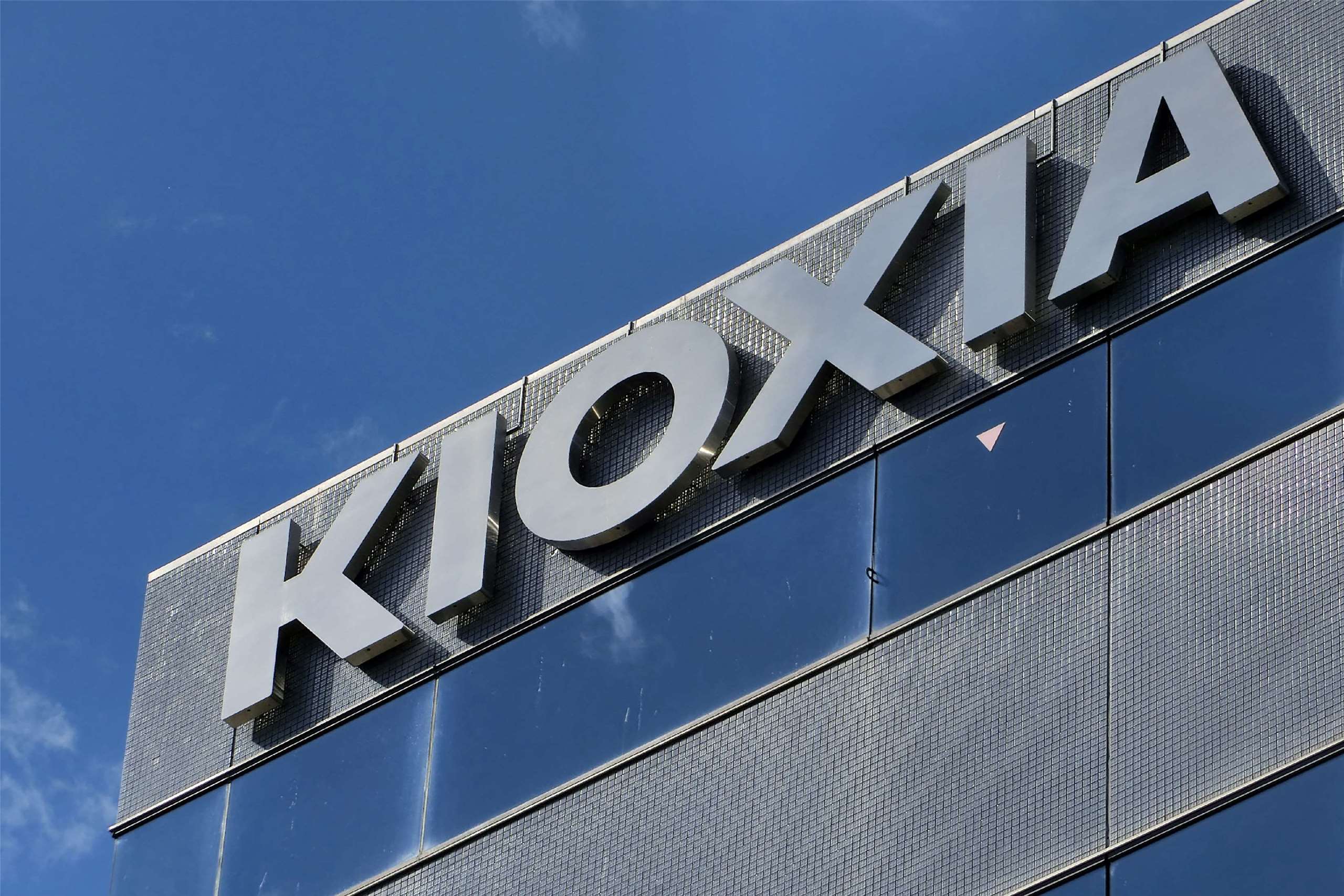 日本記憶體大廠鎧俠(Kioxia)傳出準備赴美發行ADR籌資。(AFP)