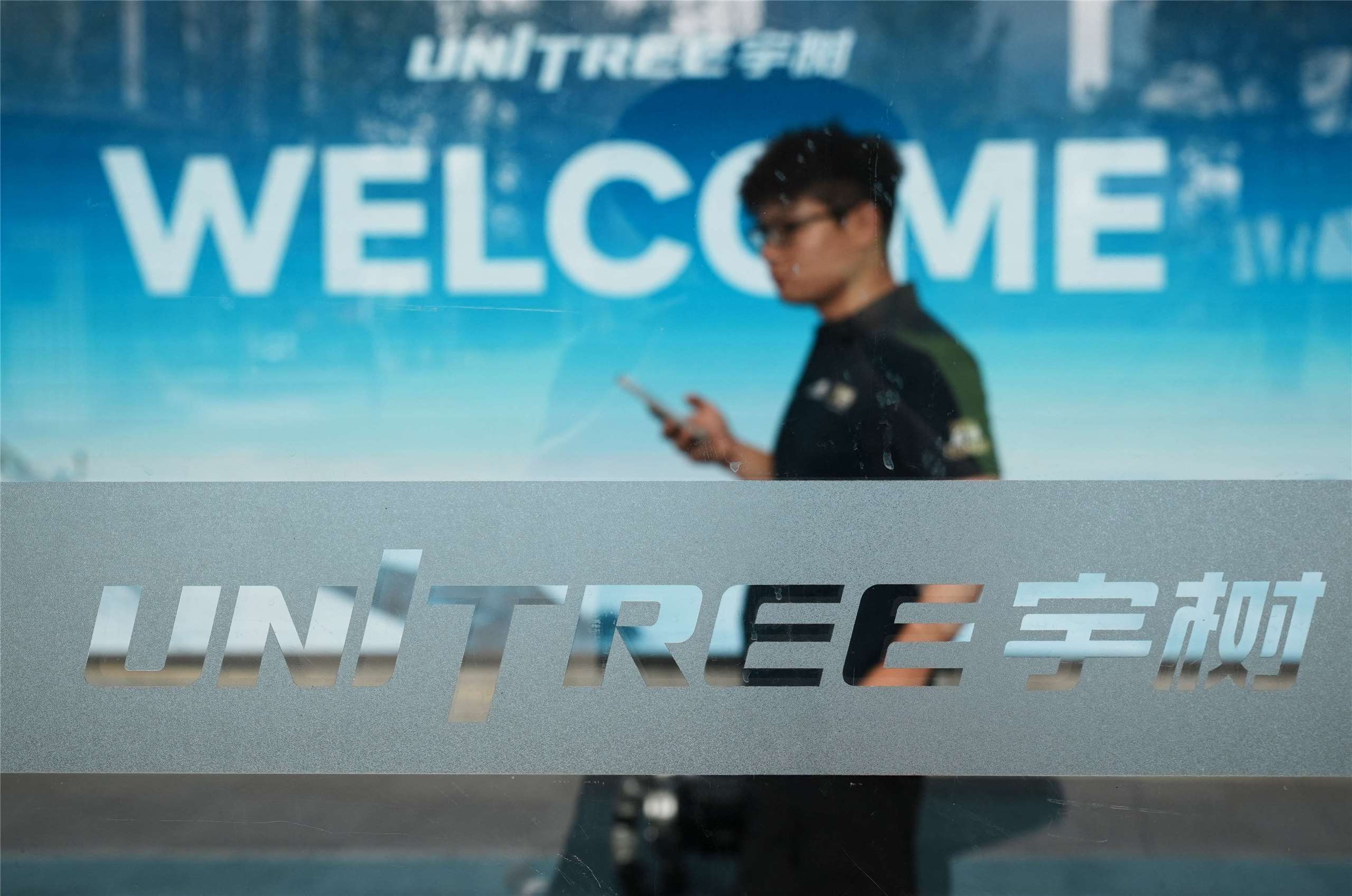 中國人形機器人龍頭廠宇樹科技8月19日在上海證券交易所科創板掛牌上市，兩週後股價卻慘遭腰斬，引發市場關注。
