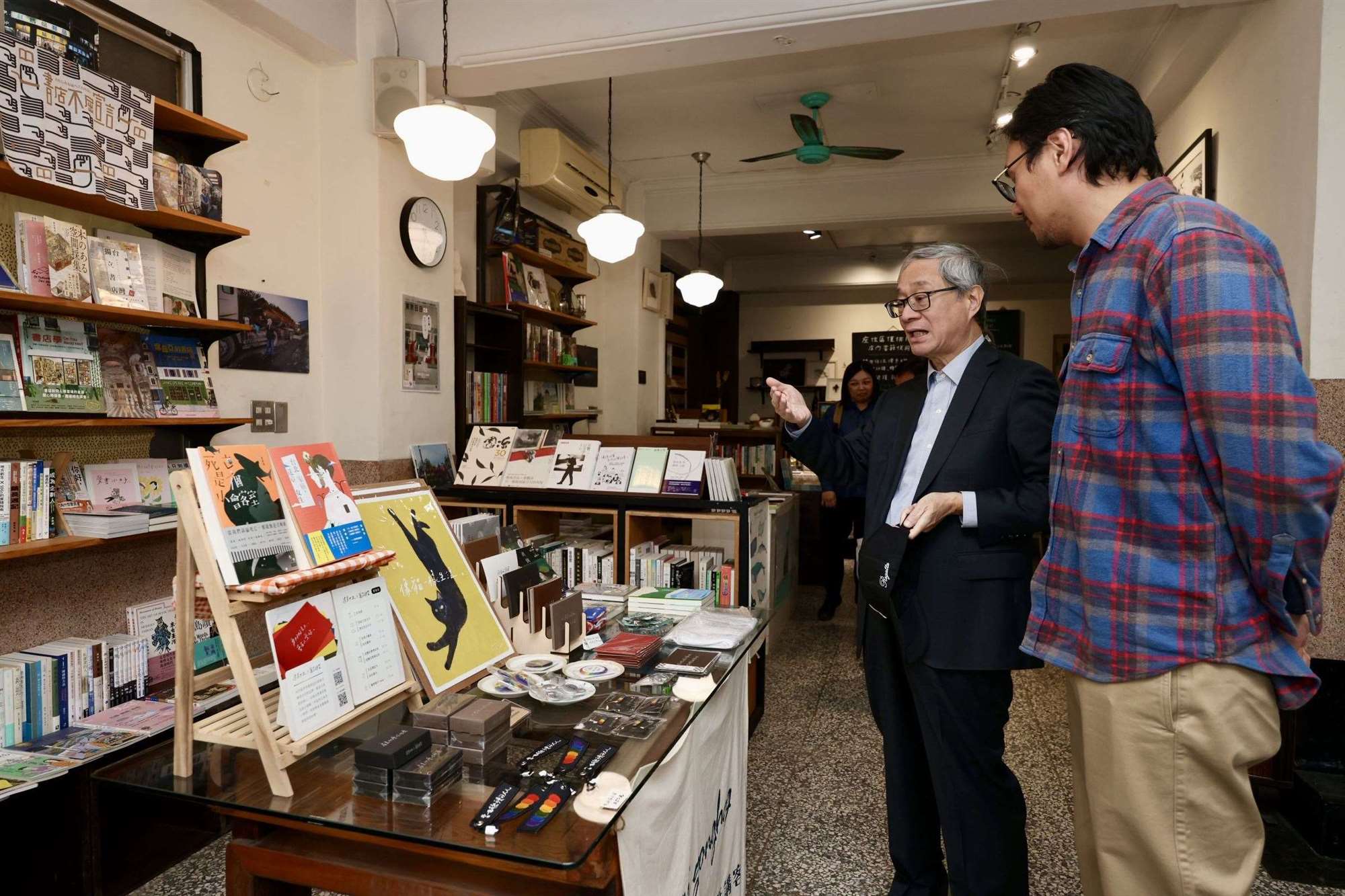 文化部長李遠參觀高雄第一間獨立書店「三餘書店」。(圖：文化部)