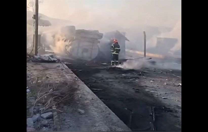 伊朗一輛油罐車5日在西部公路上因交通事故爆炸，導致至少10人喪命。(圖:翻拍自X@IranIntl_En)