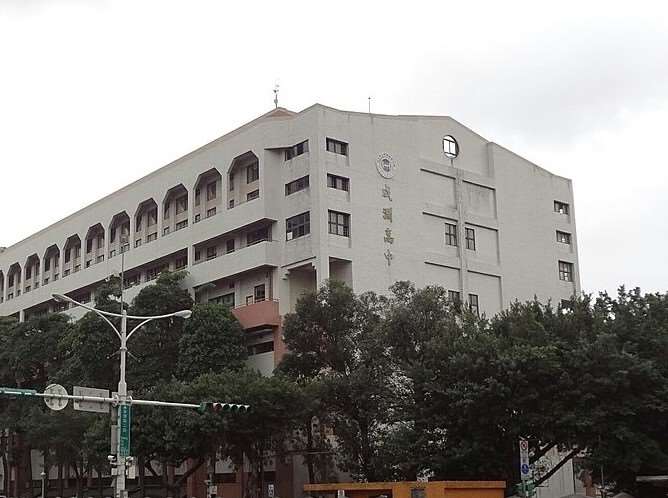 北市成淵高中通報昨天晚間共有87名國九學生在家腹瀉，已進行現場稽查並要求營養午餐廠商停供。臺北市立成淵高中。(維基百科/CC BY-SA 3.0)