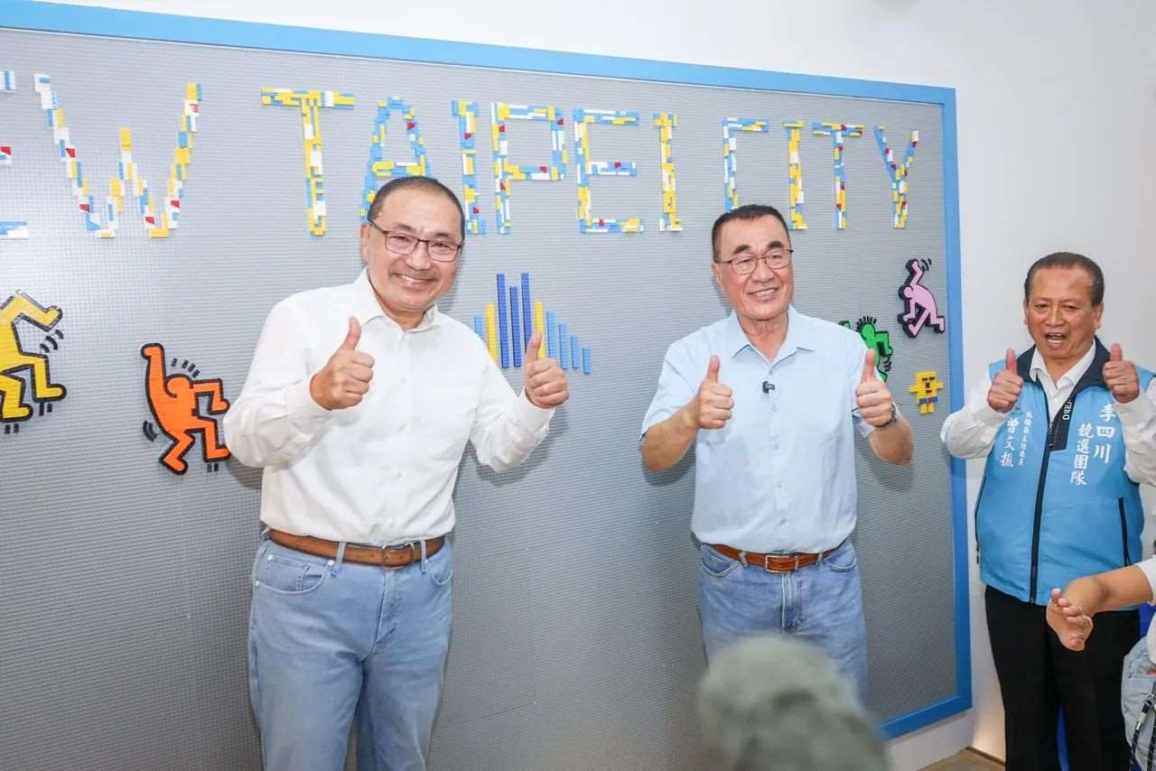 國民黨新北市長參選人李四川19日啟用競選總部，新北市長侯友宜到場支持，並宣布擔任李四川的競選總部主委。(圖:李四川競辦提供)