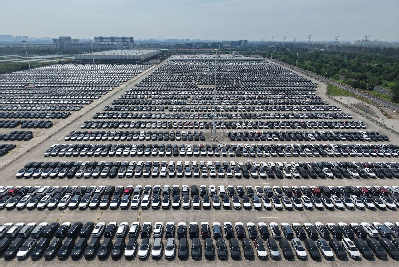 中國8月廣義乘用車國內零售量年減23.7%、出口量年增77.5%。圖為浙江的長安福特杭州生產基地大批新車。(AFP)