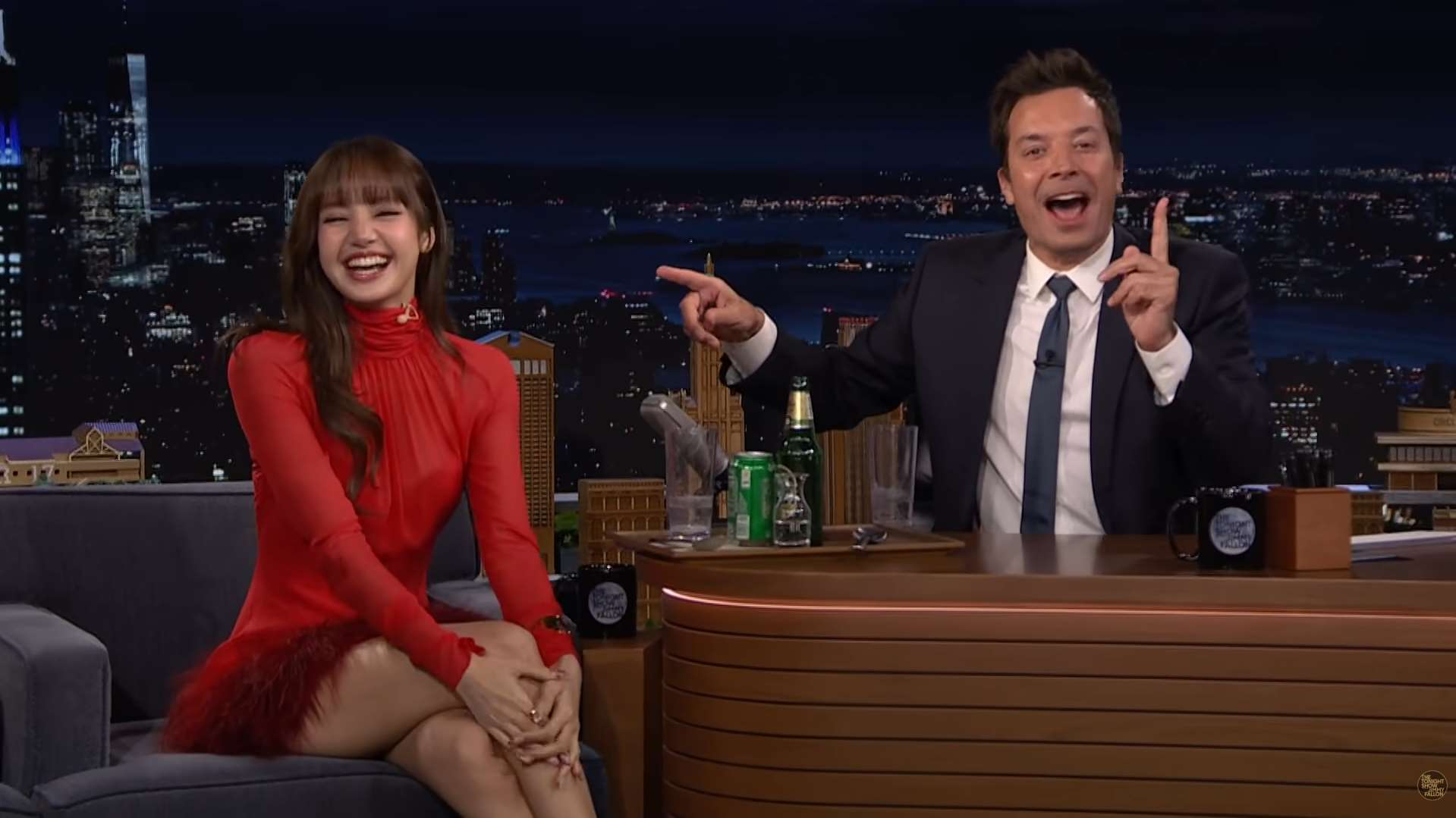南韓女團Blackpink成員Lisa登上美國知名深夜脫口秀《吉米今夜秀》(The Tonight Show)，介紹泰國飲食與日常用語。(翻攝《The Tonight Show》YouTube頻道)