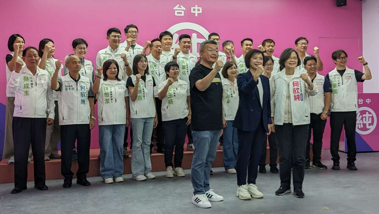 前總統蔡英文今天(8日)到台中南屯跟民進黨台中市長參選人何欣純、立委蔡其昌以及同黨台中市議員參選人合體造勢，她並當面交代何欣純競選總部主委蔡其昌一定要全力輔選。(陳念宜 攝)