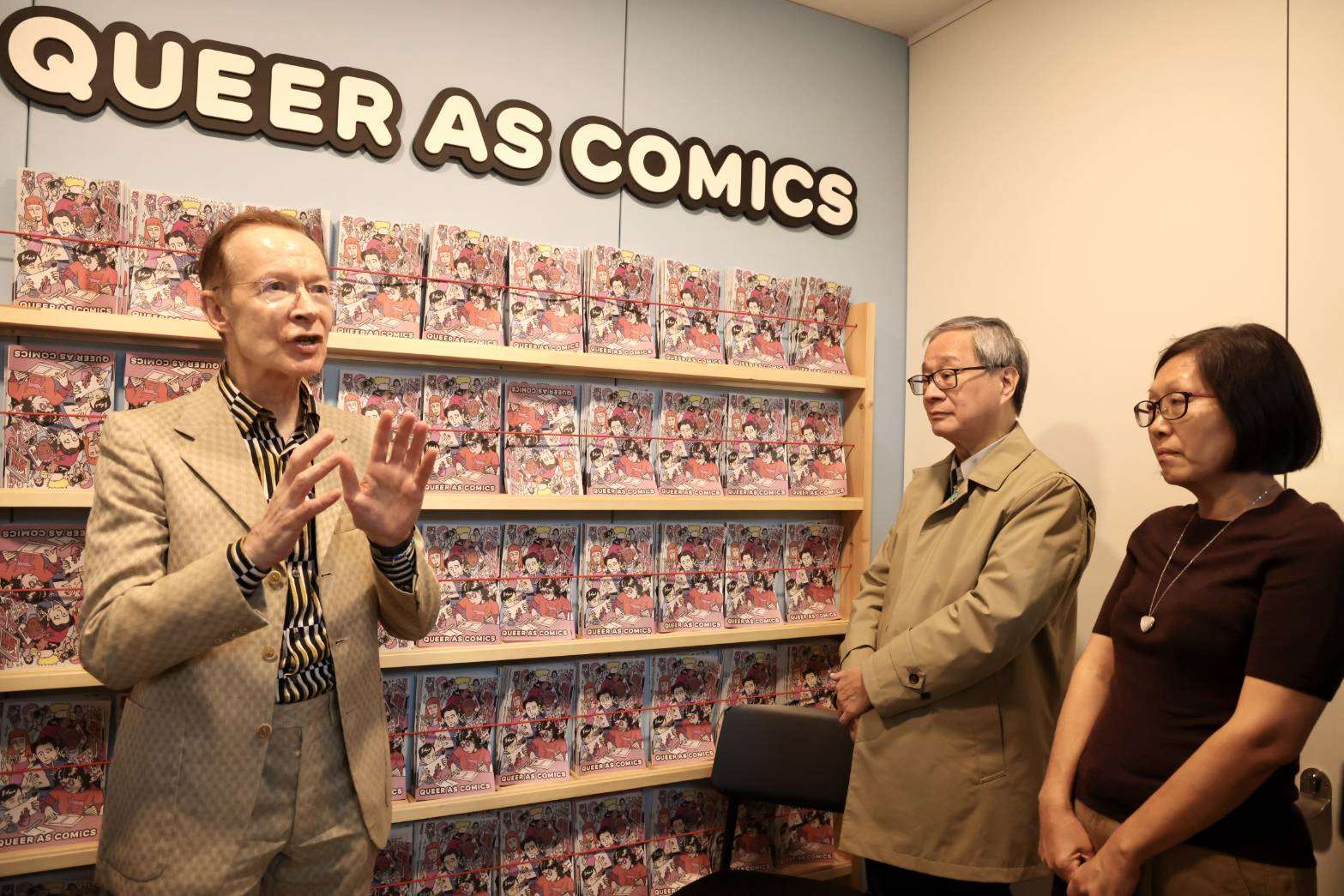 昆丁‧布雷克插畫中心的策展人、同時也是2027年首屆台灣國際漫畫節國際策展人保羅・葛拉菲特（Paul Gravett）(左)，趁著文化部長李遠(右二)來訪，初步說明策展想法。(江昭倫 攝)