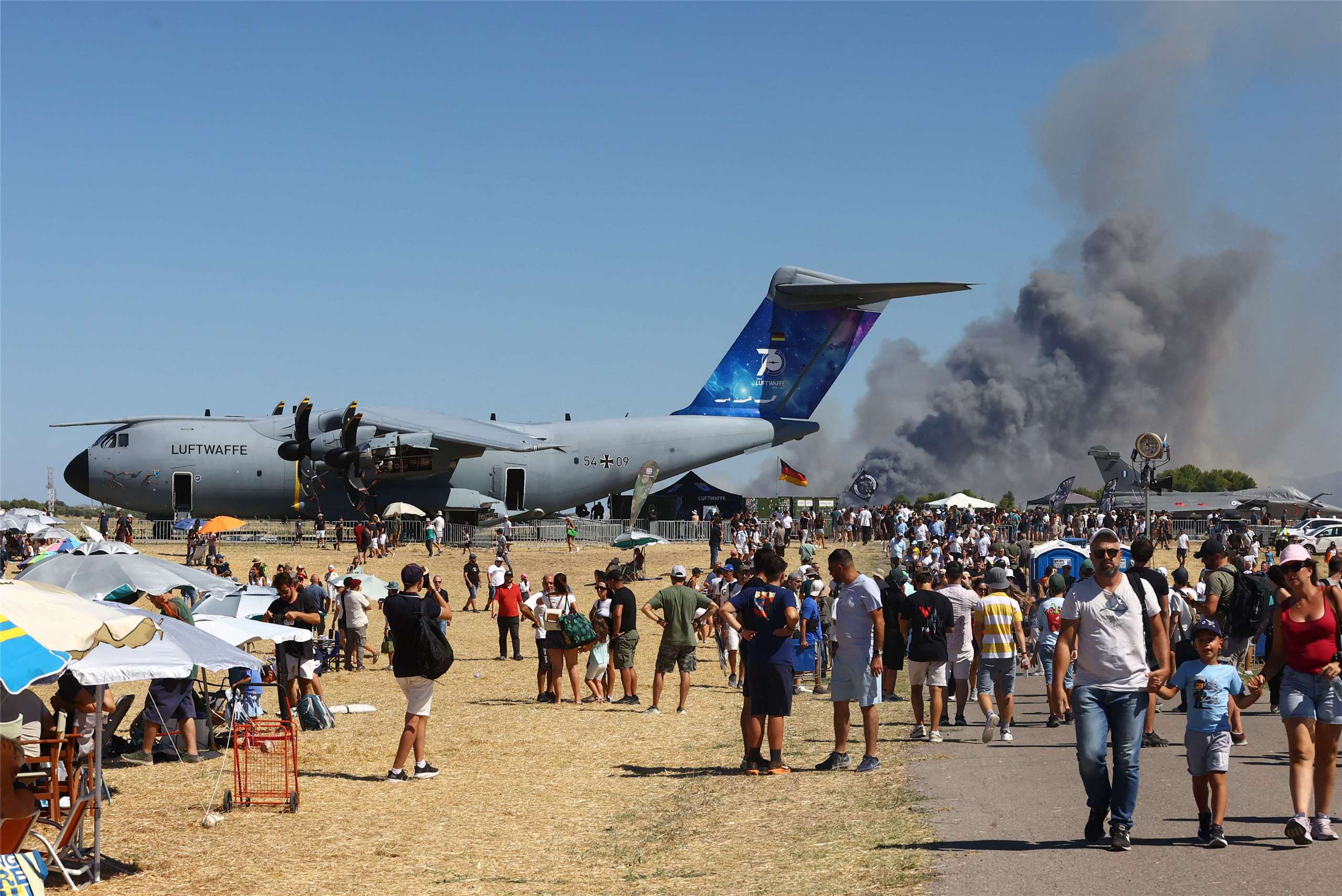 希臘空軍一架F-4幽靈式戰機5日在雅典郊外一處基地參加航空展時墜毀，機上兩名飛官罹難。