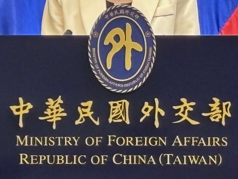 共軍今天(2日)在民主礁及周邊海域空域進行戰備警巡，外交部譴責中方行徑不安全、不負責任且具高度挑釁。