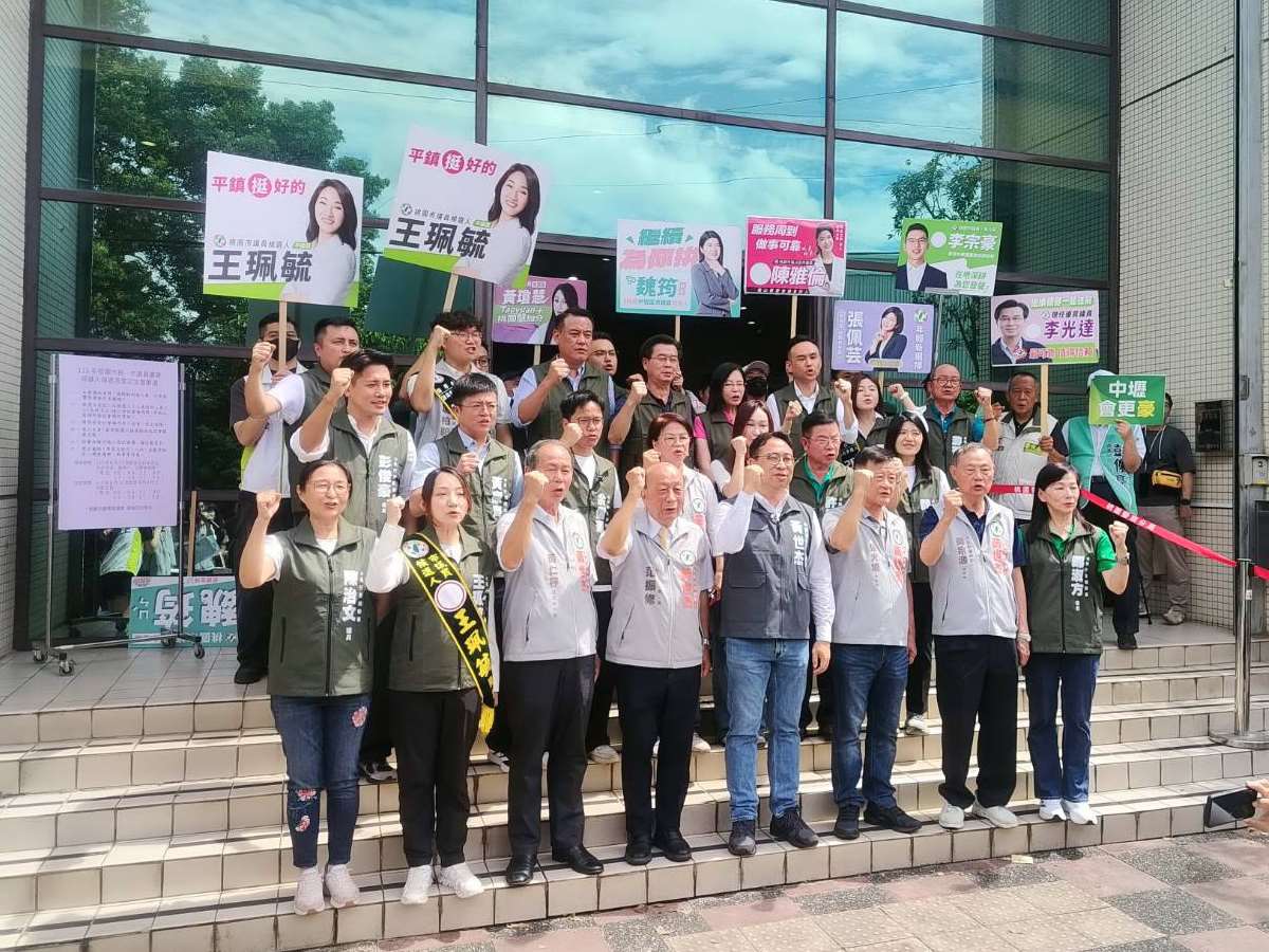 民進黨桃園市長參選人黃世杰2日在團隊成員及市議員參選人陪同下，前往桃園市選委會完成參選登記 (央廣記者王照坤 攝)
