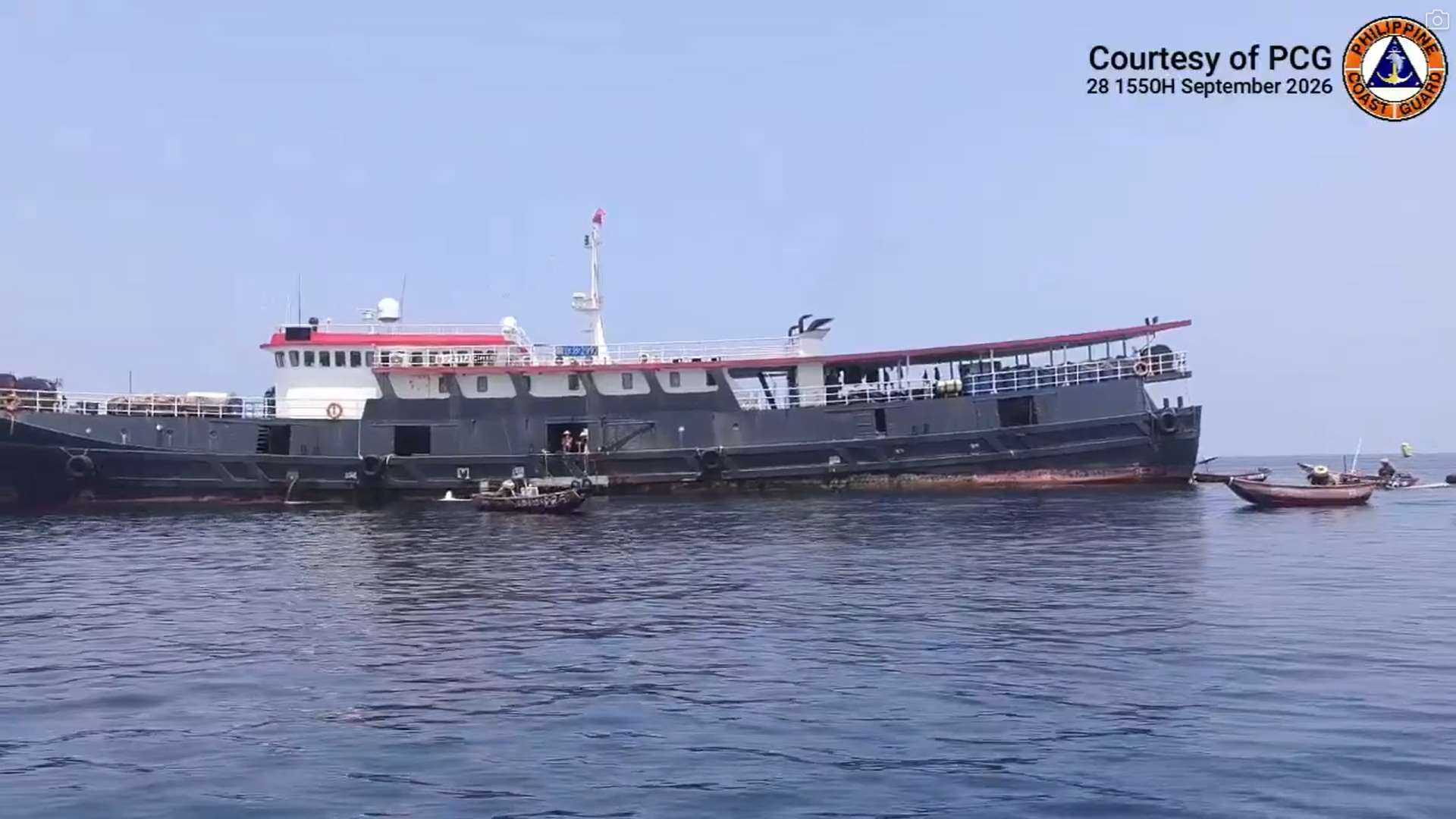 菲律賓海岸防衛隊28日在菲律賓西部南鑰島海域，驅離了一艘從事非法捕魚活動的中國「海上民兵船」以及這艘船所部署的24艘舢舨。(翻攝X@jaytaryela)