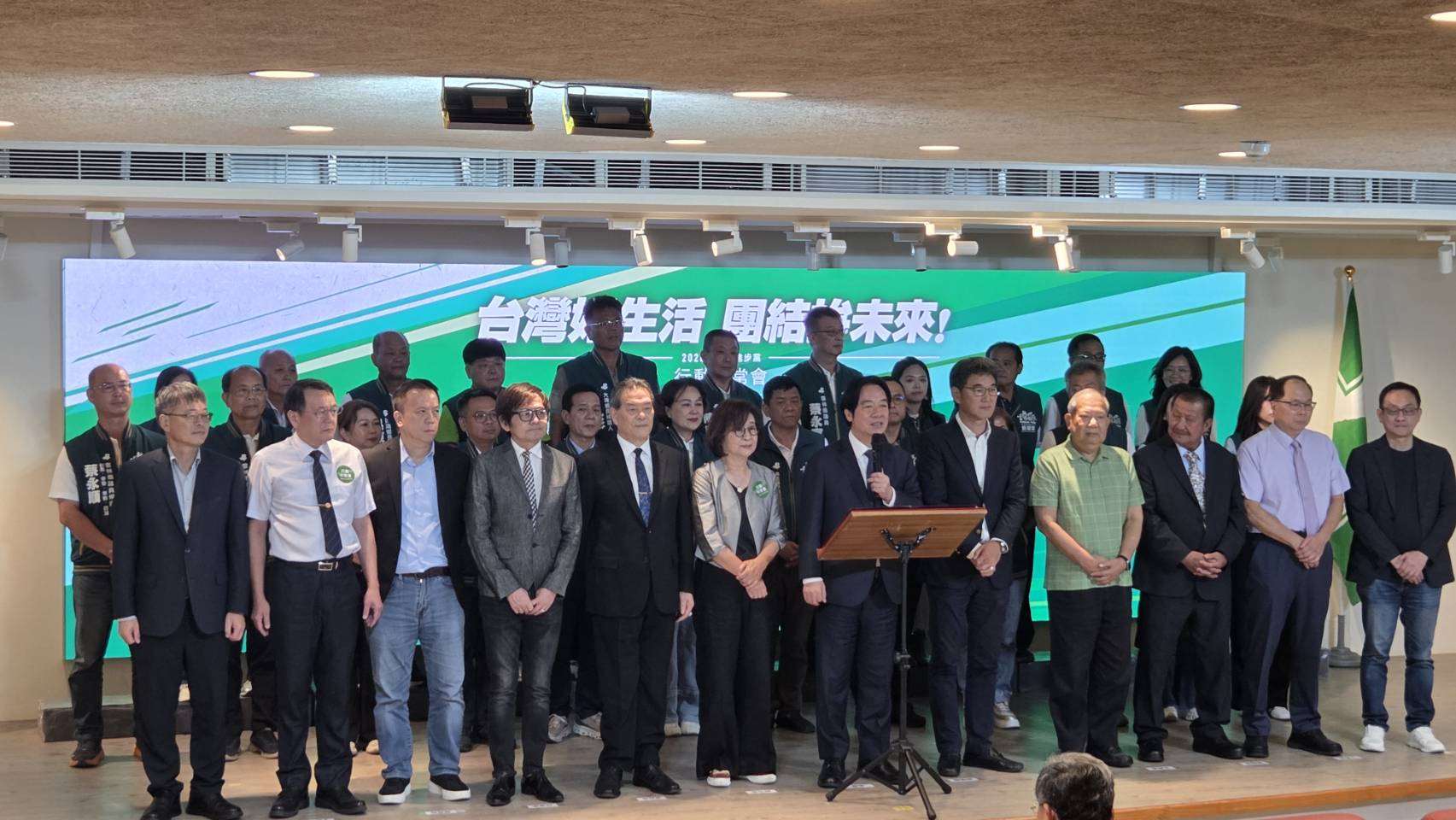 民進黨16日移師雲林召開行動中常會，兼任民進黨主席的賴清德總統率雲林隊黨公職為雲林縣長參選人劉建國造勢。賴清德也當場宣布，他將出任劉建國競選總部主委。（劉玉秋 攝）