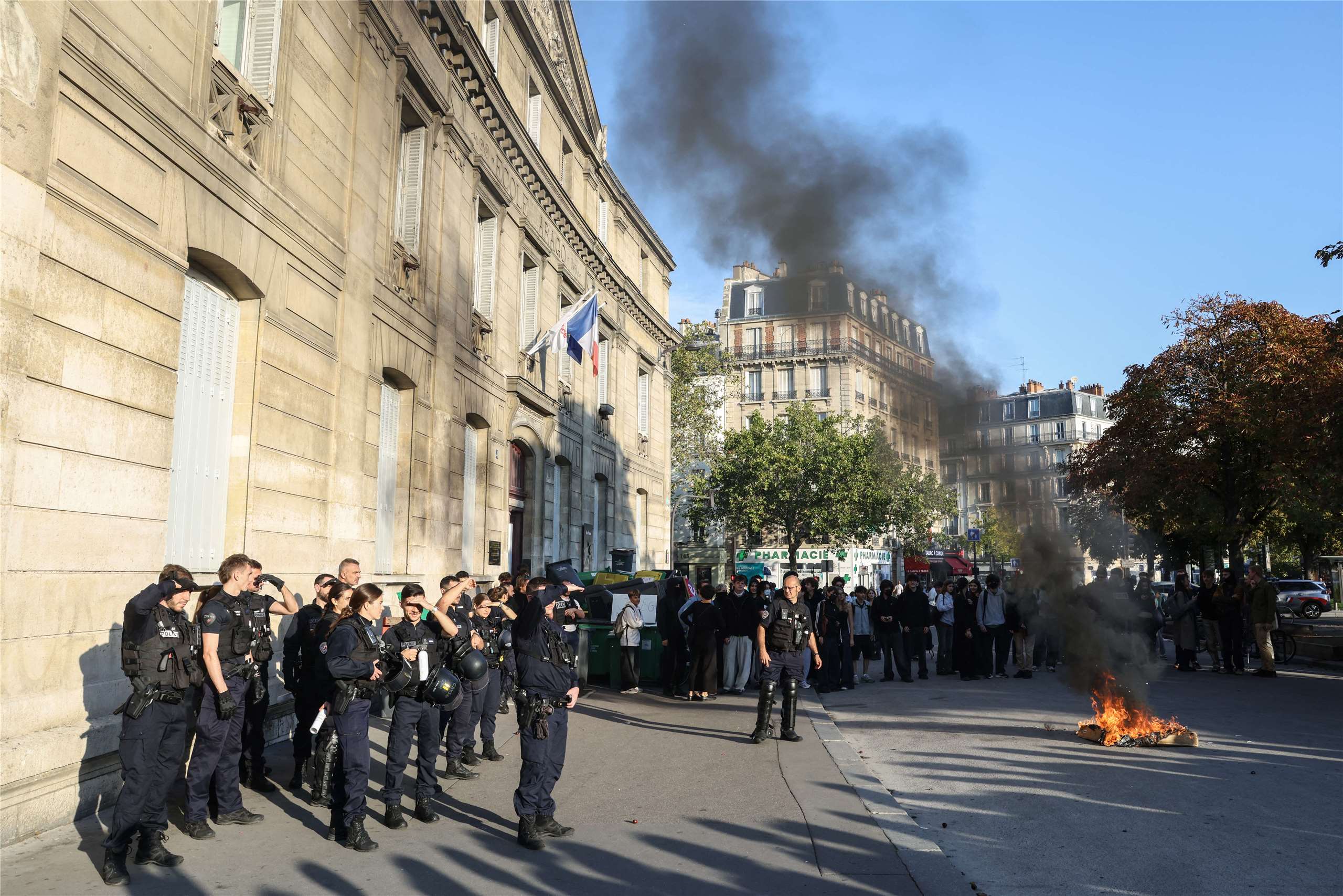 法國高中生抗議資源短缺課時過長等問題，上週起在校門口發起抗議，行動蔓延至全國多座城市。圖為阿拉戈高中(Lycée Arago)外約有30名學生與警方對峙。